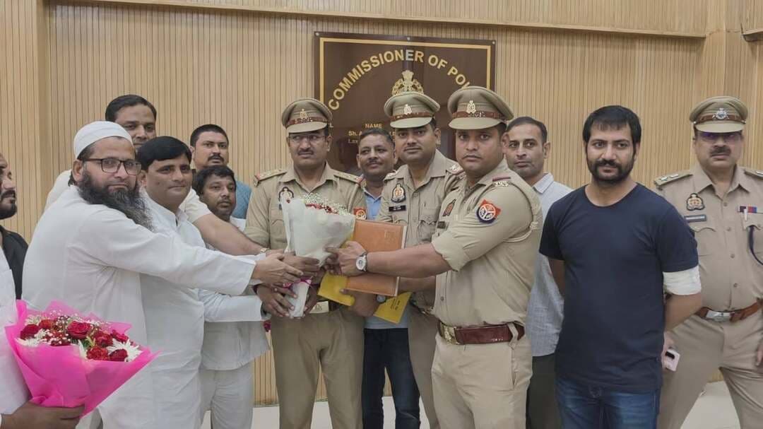 नोएडा पुलिस को 6 वर्षीय मासूम बच्ची के दुष्कर्म और हत्या के आरोपी को मुठभेड़ में ढेर करने के लिए सम्मानित किया गया है। पुलिस कमिश्नर लक्ष्मी सिंह, डीसीपी सेंट्रल नोएडा और एडीसीपी स्वतंत्र सिंह को मुस्लिम समाज के लोगों ने सम्मानित किया।
पीड़ित परिवार को न्याय दिलाने और बेटी को इंसाफ दिलाने के लिए नोएडा पुलिस की प्रशंसा की गई और आभार व्यक्त किया गया। यह सम्मान पुलिस की त्वरित कार्रवाई और न्याय सुनिश्चित करने के प्रयासों के लिए दिया गया है।
यह घटना ईकोटेक 3 थाना क्षेत्र के हल्द्वानी में 28 तारीख को हुई थी, जब एक 6 वर्षीय बच्ची लापता हो गई थी। सीसीटीवी फुटेज में आरोपी बलराज बच्ची को ले जाते हुए और बाद में बोरे में कुछ सामान ले जाते हुए दिखा था।
पुलिस ने बलराज को हिरासत में लिया। आरोपी ने कबूल किया कि उसने बच्ची के साथ दुष्कर्म किया, फिर चाकू से गोदकर उसकी हत्या कर दी और शव को बोरे में डालकर जंगल में फेंक दिया।
पुलिस आरोपी को चाकू बरामद करने के लिए ले गई थी। इसी दौरान बलराज ने एक पुलिसकर्मी की पिस्टल छीनकर गोली चला दी, जिससे एक पुलिसकर्मी घायल हो गया। पुलिस ने जवाबी कार्रवाई की, जिसमें आरोपी को गोली लगी और वह घायल हो गया। अस्पताल ले जाते समय उसकी मौत हो गई। आरोपी बलराज पर पहले से ही हत्या और दुष्कर्म के कई मुकदमे दर्ज थे।