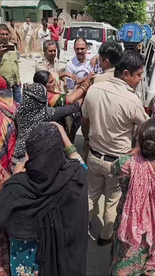 हिसार में सफाई व्यवस्था पर घमासान, सरकार की जवाबदेही पर सवाल
हिसार में सफाई व्यवस्था को लेकर पुलिस कर्मचारियों और सफाई कर्मचारियों के बीच हुई झड़प ने शहर की व्यवस्था पर गंभीर सवाल खड़े कर दिए हैं। सफाई जैसी बुनियादी नागरिक सुविधा को लेकर अगर कर्मचारी आमने-सामने आ जाएं, तो यह केवल कर्मचारियों का विवाद नहीं, बल्कि प्रशासनिक व्यवस्था की विफलता का संकेत भी है।
इस पूरे मामले में सरकार की जवाबदेही तय होना जरूरी है। सरकार का काम केवल विवाद के बाद कार्रवाई करना नहीं, बल्कि ऐसी परिस्थितियां पैदा होने से पहले समन्वय, संवाद और स्पष्ट व्यवस्था सुनिश्चित करना है। अगर सफाई कर्मचारियों की समस्याएं लंबे समय से बनी हुई थीं, तो उनका समाधान समय रहते क्यों नहीं किया गया? पुलिस और नगर निकाय के बीच तालमेल की कमी क्यों रही? और आखिर जनता को इसका खामियाजा क्यों भुगतना पड़ा?
सरकार को अब केवल बयानबाजी तक सीमित न रहकर यह स्पष्ट करना चाहिए कि व्यवस्था में चूक कहां हुई, इसके लिए जिम्मेदार कौन है और भविष्य में ऐसी स्थिति दोबारा न बने, इसके लिए क्या ठोस कदम उठाए जाएंगे।
#hisar #trending #haryana #citybignews
