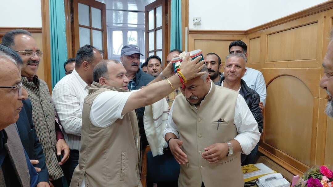 रत्नाड़ी पंचायत की मांगों को लेकर शिक्षा मंत्री रोहित ठाकुर से मिला प्रतिनिधिमंडल, सुंदरनगर रोड जल्द पूरा करने की उठी मांग
शिमला/कोटखाई। कोटखाई क्षेत्र की रत्नाड़ी पंचायत के प्रधान सुनील ठाकुर की अध्यक्षता में मंगलवार को एक प्रतिनिधिमंडल ने हिमाचल प्रदेश विधानसभा में शिक्षा मंत्री रोहित ठाकुर से मुलाकात कर पंचायत और क्षेत्र से जुड़ी विभिन्न समस्याओं एवं लंबित विकास कार्यों को प्रमुखता से उठाया। प्रतिनिधिमंडल ने खास तौर पर सेब सीजन शुरू होने से पहले रत्नाड़ी क्षेत्र की सड़कों की स्थिति सुधारने और लंबित सड़क कार्यों को शीघ्र पूरा करवाने की मांग रखी।
प्रतिनिधिमंडल ने सुंदरनगर रोड के अधूरे कार्य का मुद्दा उठाते हुए सड़क की मैटलिंग और टायरिंग जल्द करवाने का आग्रह किया। उन्होंने बताया कि नाबार्ड के तहत सुंदरनगर रोड के लिए स्वीकृत कार्य अभी तक लंबित है, जिसके चलते स्थानीय लोगों के साथ-साथ बागवानों को भी परेशानियों का सामना करना पड़ रहा है। प्रतिनिधिमंडल ने मांग की कि सेब सीजन शुरू होने से पहले सड़क का शेष कार्य पूरा किया जाए और इसके लिए बचा हुआ बजट भी जल्द जारी किया जाए, ताकि क्षेत्र से सेब की ढुलाई सुचारू रूप से हो सके।
प्रतिनिधिमंडल ने रत्नाड़ी पंचायत में फॉरेस्ट रेस्ट हाउस के निर्माण की मांग भी शिक्षा मंत्री के समक्ष रखी। उन्होंने कहा कि क्षेत्र में वन विभाग से जुड़े कार्यों और अधिकारियों-कर्मचारियों की आवाजाही को देखते हुए रत्नाड़ी में फॉरेस्ट रेस्ट हाउस की आवश्यकता है। इसके अलावा वन क्षेत्र से संबंधित विभिन्न समस्याओं और आवश्यक सुविधाओं को लेकर भी शिक्षा मंत्री का ध्यान आकर्षित किया गया।
प्रतिनिधिमंडल में पंचायत उपप्रधान यशपाल भोलटा, सुंदरनगर वार्ड सदस्य विजय, गांधी नगर वार्ड सदस्य हीरा सिंह, रत्नाड़ी के कांग्रेस के वरिष्ठ कार्यकर्ता लायक राम औस्टा तथा जुब्बल-नावर-कोटखाई ब्लॉक अनुसूचित जाति विभाग के अध्यक्ष हरिदत्त सहित अन्य लोग शामिल रहे।
शिक्षा मंत्री रोहित ठाकुर ने प्रतिनिधिमंडल की मांगों को गंभीरता से सुना और मौके पर ही संबंधित अधिकारियों से फोन पर बातचीत कर लंबित कार्यों को जल्द पूरा करने के निर्देश दिए। उन्होंने आश्वासन दिया कि सुंदरनगर रोड की मैटलिंग और टायरिंग, सेब सीजन से पहले सड़क व्यवस्था को बेहतर बनाने तथा रत्नाड़ी में फॉरेस्ट रेस्ट हाउस सहित अन्य प्रमुख मांगों पर प्राथमिकता के आधार पर कार्रवाई की जाएगी।
शिक्षा मंत्री ने कहा कि क्षेत्र के विकास कार्यों में अनावश्यक देरी नहीं होने दी जाएगी और लंबित योजनाओं को जल्द पूरा करवाने के लिए संबंधित विभागों को आवश्यक निर्देश दिए जाएंगे।