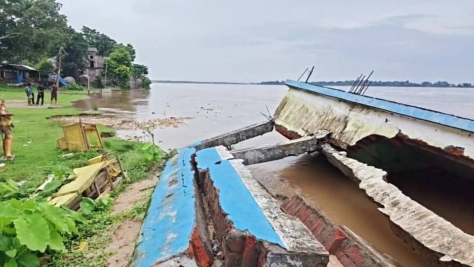 LIVE - ঝাড়গ্রামের গোপীবল্লভপুর–২ ব্লকের মালিঞ্চা গ্রামে সুবর্ণরেখার ভাঙন ক্রমশ ভয়াবহ আকার নিচ্ছে। প্রায় ১২০০ মিটার এলাকাজুড়ে ভাঙনে ইতিমধ্যেই খেলার মাঠ, আমবাগান, ক্লাবঘর ও একাধিক বাড়ি নদীগর্ভে চলে গিয়েছে। প্রায় ২৫০টি পরিবার ভাঙনের আতঙ্কে দিন কাটাচ্ছে।বর্ষা ও গালুডি জলাধার থেকে জল ছাড়ার সময় পরিস্থিতি আরও সংকটজনক হয়ে ওঠে। অস্থায়ীভাবে বালির বস্তা ও কাঠের বল্লি দিয়ে পাড় রক্ষার চেষ্টা হলেও স্থায়ী সমাধান এখনও অধরা। দ্রুত স্থায়ী বাঁধ নির্মাণের দাবি জানিয়েছেন গ্রামবাসীরা।