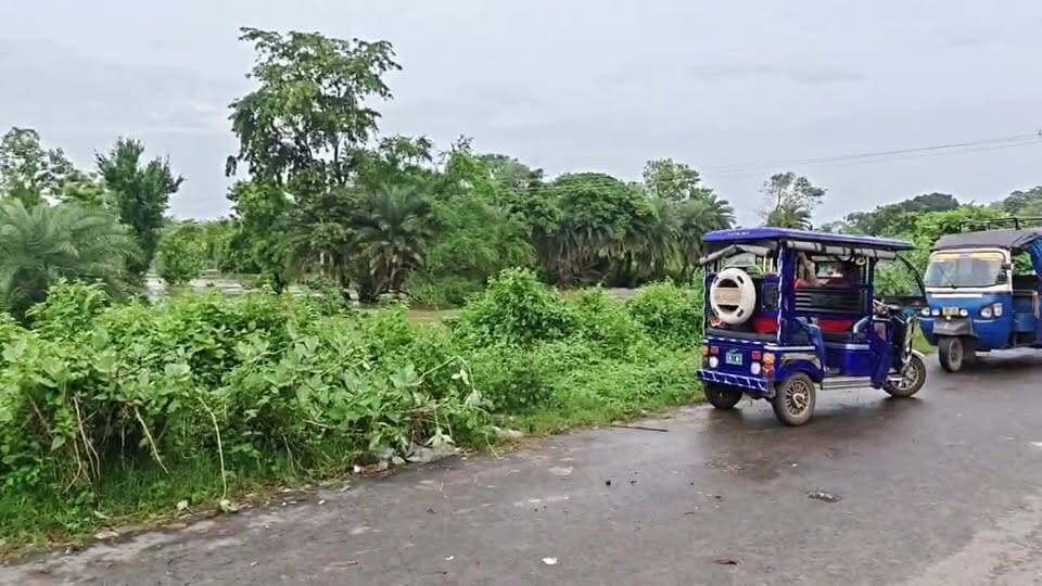 LIVE: লাগাতার বৃষ্টিতে গোপীবল্লভপুর ২ নং ব্লকের তপসিয়াতে ৯ নং রাজ্য সড়কে কাথুয়া খালের জল বৃদ্ধি পেয়েছে। জলস্তর বেড়ে যাওয়ায় তপসিয়া কজয়ের উপর দিয়ে বইছে জল। গোপীবল্লভপুরের সঙ্গে ঝাড়গ্রাম, মেদিনীপুর, কলকাতাসহ একাধিক এলাকার বাস সড়ক যোগাযোগ কার্যত বিচ্ছিন্ন হয়ে পড়েছে। এতে চরম ভোগান্তিতে পড়েছেন সাধারণ মানুষ।