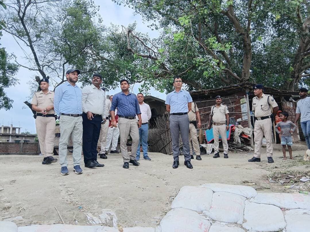 बांध सुरक्षा एवं निगरानी | जिलाधिकारी का स्थल निरीक्षण 🚨
जिलाधिकारी, खगड़िया श्री विक्रम विरकर ने आज खगड़िया प्रखंड अंतर्गत जलकौड़ा पंचायत में खड़गी-तेरासी बांध का निरीक्षण किया।
निरीक्षण के दौरान बांध की स्थिति एवं सुरक्षा व्यवस्था का जायजा लेते हुए संबंधित पदाधिकारियों को नियमित निगरानी, सतर्कता एवं आवश्यक सुरक्षात्मक कार्रवाई सुनिश्चित करने के निर्देश दिए।
⚠️ बांधों की सुरक्षा सर्वोच्च प्राथमिकता — लापरवाही किसी भी स्तर पर स्वीकार्य नहीं।
#Khagaria #DistrictAdministration #VikramVirkar #DamSafety #FloodPreparedness #JalPoda #GoodGovernance