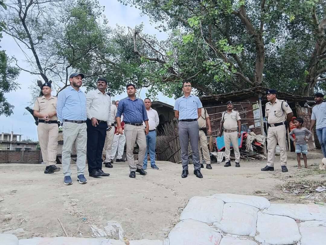 जिलाधिकारी ने जलकौरा पंचायत में खड़गी-83 बांध का किया निरीक्षण, दिए आवश्यक निर्देश
खगड़िया, 1 सितंबर 2026।
जिलाधिकारी, खगड़िया श्री विक्रम विरकर ने आज खगड़िया प्रखंड अंतर्गत जलकौड़ा पंचायत में स्थित खड़गी-तेरासी बांध का निरीक्षण किया। इस दौरान उन्होंने बांध की वर्तमान स्थिति, सुरक्षा एवं रखरखाव से संबंधित व्यवस्थाओं का जायजा लिया तथा मौके पर उपस्थित संबंधित पदाधिकारियों से आवश्यक जानकारी प्राप्त की।
निरीक्षण के दौरान जिलाधिकारी ने संबंधित पदाधिकारियों को बांध की नियमित एवं सतत निगरानी सुनिश्चित करने का निर्देश दिया। उन्होंने विशेष रूप से संवेदनशील स्थलों पर लगातार नजर बनाए रखने तथा आवश्यकता के अनुसार तत्काल निरोधात्मक एवं सुरक्षात्मक कार्रवाई करने को कहा।
जिलाधिकारी ने कहा कि बांधों की सुरक्षा एवं निगरानी में किसी भी स्तर पर लापरवाही बर्दाश्त नहीं की जाएगी। संबंधित अधिकारी एवं कर्मी नियमित रूप से क्षेत्र का निरीक्षण करते रहें तथा बांध में किसी प्रकार की क्षति अथवा अन्य समस्या सामने आने पर तत्काल आवश्यक कार्रवाई सुनिश्चित करें।
उन्होंने संभावित परिस्थितियों को ध्यान में रखते हुए सभी आवश्यक तैयारियां पूरी रखने, संबंधित संसाधनों को दुरुस्त रखने तथा आपात स्थिति में त्वरित कार्रवाई सुनिश्चित करने का निर्देश दिया।
जिलाधिकारी ने कहा कि बांधों की सुरक्षा के साथ-साथ आसपास के क्षेत्रों की सुरक्षा प्रशासन की सर्वोच्च प्राथमिकताओं में है। इसके लिए संबंधित विभागों के पदाधिकारी आपसी समन्वय के साथ पूरी तत्परता एवं सतर्कता से कार्य करें।
