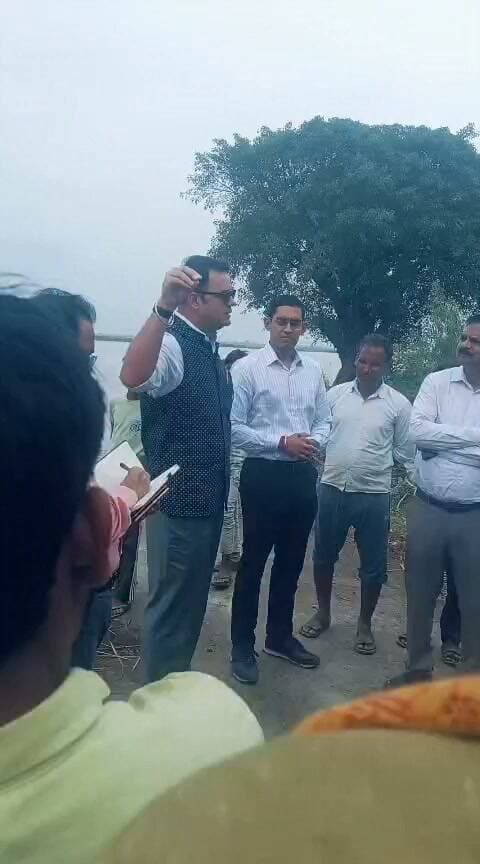 बदायूं में गंगा नदी के कटान से प्रभावित क़दम नगला, ब रैपुरा का डीएम ने दौरा किया बाढ विभाग को शीघ्र बचाव कार्य शुरू कराने के निर्देश दिए, ग्रामीणों को हर संभव मदद का आश्वासन दिया