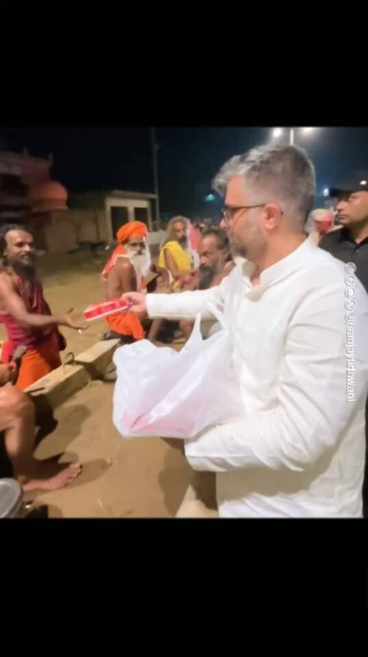 चित्रकूट बाढ़ पीड़ितों के बीच सेवा की मिसाल बने संजय तीर्थवानी, 500 कंबल-भोजन वितरित*
बाढ़ प्रभावित चित्रकूट में विंध्य विकास प्राधिकरण उपाध्यक्ष संजय तीर्थवानी तीसरे दिन भी राहत कार्य में जुटे हैं। मित्र मंडल ने नयागांव, केवटरा और भरतघाट में 500 कंबल और 500 भोजन पैकेट बांटे। खास बात है कि सतना में उनका परिवार ताजा भोजन तैयार कर चित्रकूट भेज रहा है। तीर्थवानी ने कहा, आपदा में सेवा ही प्राथमिकता है, जब तक जरूरत है अभियान जारी रहेगा।