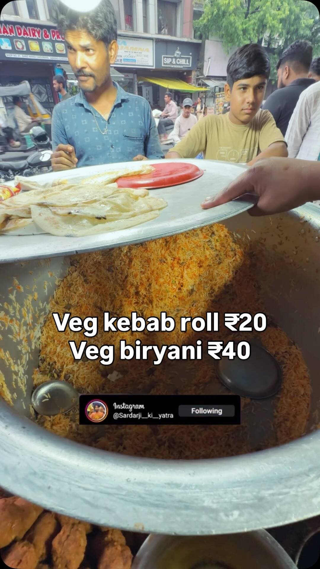 🌯 Bhopal’s Budget Street Food Alert! 🔥
Veg Kebab Roll only ₹20 😍
Veg Biryani just ₹40 🤤
Full paisa vasool taste without breaking the bank! 💯
📍 Ashoka Garden, Bhopal
💰 Starting at just ₹20
👉 Follow @sardarji__ki__yatra for more Bhopal food finds! ❤️
#BhopalFood #BhopalStreetFood #AshokaGarden #StreetFood #sardarjikiyatrabhopal