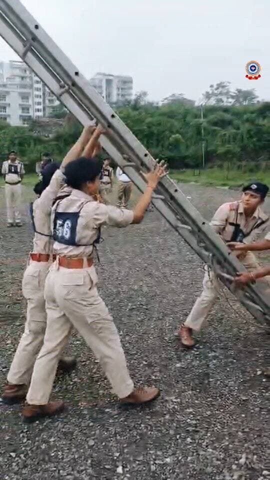 🪜🚒लैडर ड्रिल का गहन अभ्यास🪜🧑🚒
देहरादून के धोरणखास में प्रचलित प्रशिक्षण सत्र के दौरान लैडर ड्रिल का व्यावहारिक अभ्यास कराया गया।
इस दौरान प्रशिक्षकों द्वारा आपदा और अग्निकांड के समय सीढ़ी के सुरक्षित उपयोग, त्वरित प्रतिक्रिया, और ऊंचाई पर रेस्क्यू ऑपरेशन्स से जुड़ी हर बारीक जानकारी साझा की गई।
#FireService #Dehradun #FireSafety #RescueOperation #UttarakhandPolice