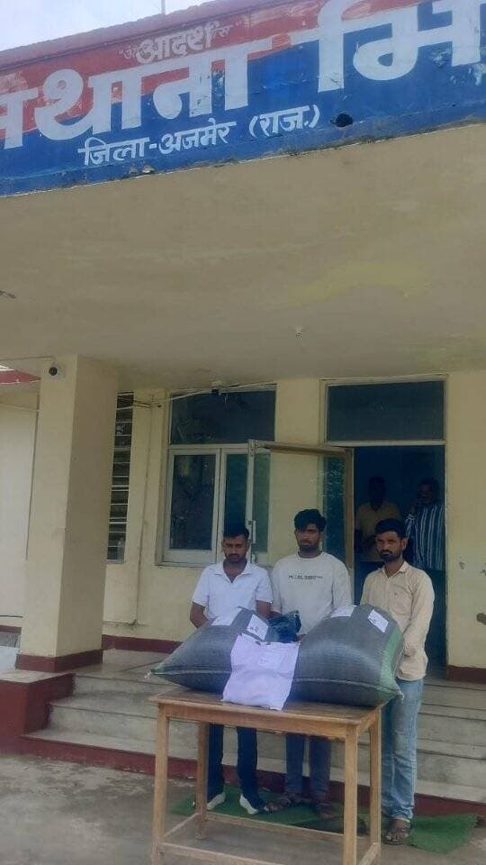डोडा-पोस्त तस्करी में चार गिरफ्तार
अजमेर जिला स्पेशल व भिनाय थाना पुलिस ने की कार्रवाई, पहली कार्रवाई में 27.690 किलो डोडा-पोस्त, 99 ग्राम अफीम जब्त, साथ ही 2.22 लाख रुपए नकद और एक महिन्द्रा SUV कार बरामद कर आरोपियों को किया गिरफ्तार, आरोपी नाथूलाल गुर्जर, छोटूलाल गुर्जर, कालू गुर्जर गिरफ्तार , दूसरी कार्रवाई में खेड़ी निवासी शैतान रावत 4.130 किलोग्राम डोडा-पोस्त व करीब 7 रुपए के साथ गिरफ्तार...|| #afim #doda #police #nh48 #ndps
