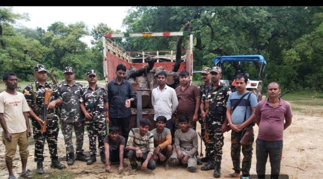 जंगल में बेखौफ खैर कटान पर SSB का शिकंजा, 13 बोटे लकड़ी के साथ चार गिरफ्तार
पिकअप में लादकर ले जाई जा रही थी खैर की लकड़ी, मौके से हाथ आरा भी बरामद; कत्था फैक्ट्रियों तक पहुंचाने की थी तैयारी
बलरामपुर/श्रावस्ती, 01 सितंबर 2026।
सोहेलवा वन क्षेत्र में वन संपदा की अवैध कटान और तस्करी के खिलाफ SSB और वन विभाग की संयुक्त टीम ने बड़ी कार्रवाई की है। टीम ने श्रावस्ती जिले के सिरसिया थाना क्षेत्र के ग्राम बालू में छापेमारी कर अवैध रूप से काटी गई जंगली खैर की 13 बोटे लकड़ी, एक पिकअप वाहन और एक हाथ आरा बरामद किया। मौके से चार आरोपियों को भी गिरफ्तार किया गया है।
बताया जा रहा है कि बरामद खैर की लकड़ी को पिकअप में लादकर आगे ले जाने की तैयारी चल रही थी। सूचना मिलने के बाद 09वीं वाहिनी सशस्त्र सीमा बल (SSB), कंपनी डगमारा और सोहेलवा पूर्वी रेंज वन विभाग की संयुक्त टीम ने सूचना का सत्यापन किया। इसके बाद SSB की QRT टीम के साथ वन विभाग के अधिकारियों ने ग्राम बालू में सर्च अभियान चलाया।
पिकअप में लादी जा रही थी जंगल की लकड़ी
संयुक्त टीम जब मौके पर पहुंची तो कुछ लोग पिकअप वाहन में काटी गई खैर की लकड़ी लादते मिले। टीम ने घेराबंदी कर चार लोगों को पकड़ लिया। तलाशी के दौरान मौके से 13 नग खैर की लकड़ी, एक हाथ आरा और पिकअप वाहन संख्या UP 32YN 0017 बरामद किया गया।
यह स्थान अंतरराष्ट्रीय सीमा स्तंभ से करीब 9 किलोमीटर भारत की ओर स्थित बताया गया है। कार्रवाई के बाद बरामद लकड़ी, वाहन और अन्य सामान को आवश्यक कानूनी कार्रवाई के लिए सोहेलवा पूर्वी वन रेंज के सुपुर्द कर दिया गया।
कत्था फैक्ट्रियों तक पहुंचाई जानी थी लकड़ी
प्रारंभिक पूछताछ में आरोपियों से मिली जानकारी के आधार पर खैर की लकड़ी को आगे बहराइच और लखीमपुर-खीरी क्षेत्र की कत्था फैक्ट्रियों में बिक्री के लिए भेजे जाने की योजना होने की बात सामने आई है। इससे वन विभाग को अवैध खैर कटान के पीछे सक्रिय नेटवर्क की जांच का एक अहम सुराग मिला है।
गिरफ्तार आरोपियों की पहचान मनोज कुमार, लल्लू राम, राकेश कुमार और राम जागे के रूप में हुई है।
वन कानून के तहत केस दर्ज, नेटवर्क की तलाश
वन विभाग ने मामले में रेंज केस संख्या 15/2026-2027 दर्ज कर संबंधित वन कानूनों के तहत कार्रवाई शुरू कर दी है। अब जांच टीम यह पता लगाने में जुटी है कि जंगल से खैर की अवैध कटान के बाद लकड़ी को कहां-कहां भेजा जाता था और इस कारोबार में आरोपियों के अलावा और कौन लोग शामिल हैं।
SSB और वन विभाग की इस संयुक्त कार्रवाई के बाद सोहेलवा क्षेत्र में अवैध वन कटान एवं वन उत्पादों की तस्करी में सक्रिय लोगों में हड़कंप मचा हुआ है। अधिकारियों का कहना है कि वन संपदा की अवैध कटान और तस्करी के खिलाफ अभियान आगे भी जारी रहेगा।