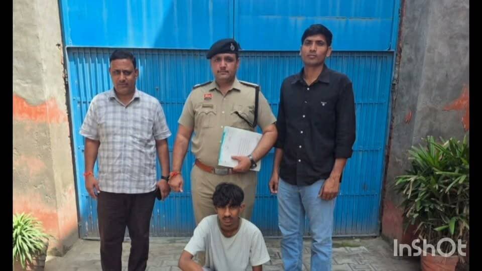 अवैध देसी पिस्तौल व दो जिंदा रौंद सहित आरोपी गिरफ्तार* सीआईए वन पुलिस टीम ने दिल्ली पैरलल नहर बाइपास पर एक युवक को अवैध देसी पिस्तौल व दो जिंदा रौंद सहित गिरफ्तार किया। आरोपी की पहचान मुखीजा कॉलोनी निवासी शिवम उर्फ समोसा के रूप में हुई है।
सीआईए वन प्रभारी इंस्पेक्टर वीरेंद्र ने बताया कि उनकी टीम सोमवार शाम को गश्त के दौरान गोहाना रोड पर जीओ पेट्रोल पंप के पास थी। इसी दौरान टीम को गुप्त सूचना मिली कि दिल्ली पैरलल नहर बाइपास पर मुखीजा कॉलोनी के नजदीक एक संदिग्ध युवक घूम रहा है। युवक के पास अवैध हथियार होने की संभावना है।
सूचना को पुख्ता मानते हुए पुलिस टीम ने तुरंत मौके पर दबिश देकर संदिग्ध युवक को काबू किया। तलाशी लेने पर उसकी पहनी हुई लोअर की जेब से एक देसी पिस्तौल बरामद हुआ। देसी पिस्तौल की मैगजीन निकालकर जांच की गई तो उसमें दो जिंदा रौंद मिले। पूछताछ में आरोपी ने अपनी पहचान शिवम उर्फ समोसा निवासी पीपल वाली गली, मुखीजा कॉलोनी के रूप में बताई।
प्रभारी इंस्पेक्टर वीरेंद्र ने बताया कि पूछताछ में आरोपी ने पुलिस को बताया हथियार रखने का शौक पूरा करने के लिए वह कुछ दिन पहले पंजाब में एक युवक से उक्त देसी पिस्तौल व जिंदा रौंद खरीदकर लाया था। इसके बाद वह अवैध देसी पिस्तौल को अपने साथ लेकर चलने लगा।
पुलिस ने थाना मॉडल टाउन में आर्म्स एक्ट के तहत अभियोग दर्ज कर आरोपी शिवम को सोमवार को माननीय न्यायालय में पेश किया जहां से उसे 1 दिन के पुलिस रिमांड पर लिया गया। रिमांड के दौरान पुलिस आरोपी से गहनता से पूछताछ करने के साथ-साथ अवैध हथियार सप्लायर के ठिकानों का पता लगाकर उसे काबू करने का प्रयास करेगी।