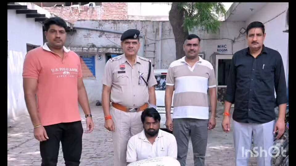 नशा तस्कर 11 किलो 994 ग्राम गांजा सहित गिरफ्तार*
एसपी श्री भूपेंद्र सिंह आईपीएस के कुशल नेतृत्व में सीआईए थ्री पुलिस टीम ने सनौली रोड स्थित झांबा मोड़ के पास एक युवक को 11 किलो 994 ग्राम गांजा (मादक पदार्थ) सहित गिरफ्तार किया। आरोपी की पहचान बेरी वाली मस्जिद अशोक विहार कॉलोनी निवासी सिकंदर के रूप में हुई है।
सीआईए थ्री प्रभारी सब इंस्पेक्टर सुभाष ने बताया कि सोमवार शाम को उनकी टीम गश्त के दौरान सनौली रोड पर जलालपुर मोड़ के पास थी। इसी दौरान टीम को गुप्त सूचना मिली कि एक युवक स्प्लेंडर बाइक पर मादक पदार्थ लेकर बेचने के लिए सनौली से पानीपत की तरफ जाएगा। सूचना को पुख्ता मानते हुए पुलिस टीम ने सनौली रोड पर झांबा मोड़ के पास नाकाबंदी शुरू कर दी। कुछ देर पश्चात सनौली की ओर से एक युवक बाइक की टंकी पर प्लास्टिक का कट्टा रखकर आता दिखाई दिया। पुलिस टीम ने बाइक को नाके पर रुकवाकर युवक से पूछताछ की। युवक ने अपनी पहचान सिकंदर पुत्र इमरान निवासी बेरी वाली मस्जिद अशोक विहार कॉलोनी के रूप में बताई।
पुलिस टीम ने ड्यूटी मजिस्ट्रेट ईटीओ सतपाल की मौजूदगी में नियमानुसार युवक के प्लास्टिक कट्टे की तलाशी ली। तलाशी के दौरान कट्टे से गांजा बरामद हुआ। बरामद गांजे का वजन करने पर 11 किलो 994 ग्राम पाया गया।
इंचार्ज सब इंस्पेक्टर सुभाष ने बताया कि पूछताछ में आरोपी ने पुलिस को बताया वह शार्टकट तरिके से पैसे कमाने के लिए करीब 10 दिन पहले उड़ीसा से एक युवक से 12 किलो गांजा कम कीमत पर खरीदकर लाया था। सोमवार को वह गांजा को बाइक पर रखकर सनौली क्षेत्र में बेचने के लिए ग्राहक की तलाश में घूम रहा था । पुलिस ने आरोपी सिकंदर के खिलाफ थाना सनौली में एनडीपीएस एक्ट के तहत अभियोग दर्ज मंगलवार को आरोपी को माननीय न्यायालय में पेश किया जहा से उसे 6 दिन के पुलिस रिमांड पर लिया गया। रिमांड के दौरान पुलिस आरोपी से कड़ाई से पूछताछ करने के साथ नशा सप्लायर के ठिकानों का पता लगा काबू करने का प्रयास करेगी।