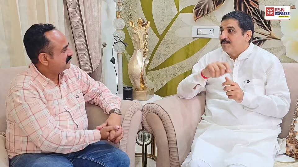 🔥 विधायक रणधीर पनिहार का चौंकाने वाला किस्सा! 😱
पजामा उतारकर दूसरे के कंधे पर रख दिया… और अभय सिंह चौटाला को लेकर भी कर दिए ऐसे खुलासे कि सुनकर आप रह जाएंगे दंग!
🎙️ कांग्रेस नेता अनिल मान ने खास इंटरव्यू में खोले कई राज।
देखिए पूरा इंटरव्यू और जानिए आखिर क्या बोले अनिल मान?
#RandhirPanihar #AnilMaan #AbhaySinghChautala #HaryanaPolitics #Nalwa #Hisar #RSNExpress