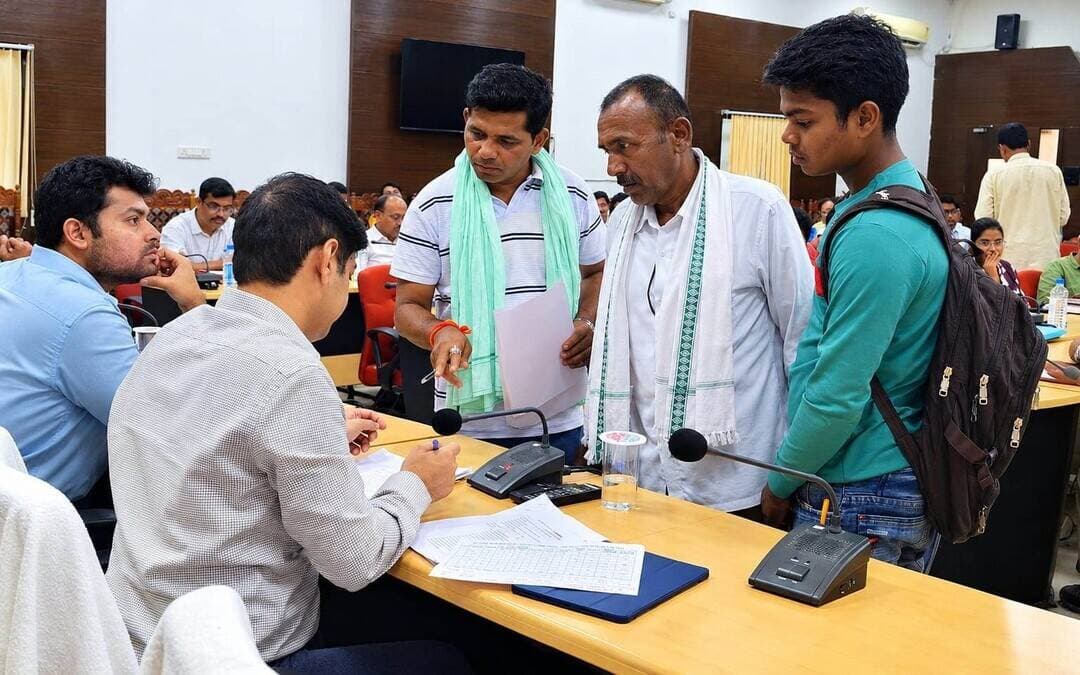 जनता की बात, सीधे प्रशासन तक। 🤝
जगदलपुर में कलेक्टर श्री आकाश छिकारा ने जनदर्शन में नागरिकों की समस्याएं सुनीं। कुल 22 आवेदन प्राप्त हुए और संबंधित अधिकारियों को समय-सीमा में गुणवत्तापूर्ण निराकरण के निर्देश दिए।
हर मंगलवार दोपहर 1 बजे जनदर्शन।
#Jagdalpur #Bastar