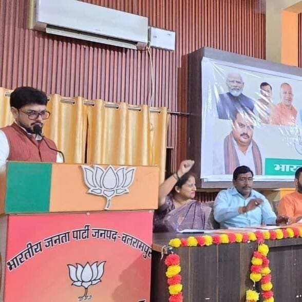 #Balrampur ; बूथ से ही बनेगी संगठन की ताकत: राहुल राज रस्तोगी...
अटल भवन में भाजपा की मासिक जिला बैठक संपन्न, आगामी कार्यक्रमों पर मंथन
#बलरामपुर। भारतीय जनता पार्टी जिला कार्यालय अटल भवन (तुलसी पार्क) में आयोजित मासिक जिला बैठक में संगठनात्मक मजबूती और आगामी कार्यक्रमों की रूपरेखा पर गहन मंथन हुआ। बैठक में बूथ स्तर तक पार्टी गतिविधियों को प्रभावी बनाने और जन-कल्याणकारी नीतियों को घर-घर पहुँचाने की रणनीति तय की गई।
कार्यक्रम के मुख्य अतिथि क्षेत्रीय उपाध्यक्ष व जिला प्रभारी राहुल राज रस्तोगी ने कार्यकर्ताओं का मार्गदर्शन करते हुए कहा कि भारतीय जनता पार्टी की सबसे बड़ी ताकत उसके अनुशासित कार्यकर्ता और मजबूत बूथ नेटवर्क हैं। उन्होंने आगामी अभियानों को पूरी निष्ठा के साथ धरातल पर उतारने का आह्वान किया।
बैठक में तुलसीपुर विधायक कैलाश नाथ शुक्ल, जिलाध्यक्ष रवि मिश्र और निवर्तमान जिलाध्यक्ष प्रदीप सिंह समेत कई वरिष्ठ नेता मौजूद रहे। संगठनात्मक समीक्षा के दौरान सभी मंडल अध्यक्षों, मंडल प्रभारियों और सेक्टर प्रभारियों ने अपने-अपने क्षेत्रों की गतिविधियों की विस्तृत रिपोर्ट प्रस्तुत की।
इस अवसर पर जिला उपाध्यक्ष बृजेन्द्र तिवारी, आद्या सिंह पिंकी, संजय शुक्ल, शिव प्रसाद यादव, देवानंद गुप्ता, दयाराम प्रजापति; जिला महामंत्री डॉ. अजय सिंह पिंकू, बिन्दू विश्वकर्मा; जिला मंत्री बंदना पासवान, अजय सैनी, सुनीता मिश्रा, अवधेश तिवारी तरुण, शैलेन्द्र सिंह, दुष्यंत चौधरी, साधना पांडेय, नन्दनी शुक्ल, विष्णु देव गुप्ता, राम कृपाल शुक्ल और राम प्रसाद सिंह सहित बड़ी संख्या में पदाधिकारी व कार्यकर्ता उपस्थित रहे।