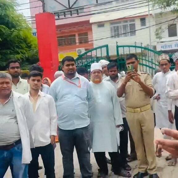 #Balrampur ! आपात स्थिति से निपटने की तैयारी: बलरामपुर अस्पताल में कर्मचारियों को मिला अग्नि सुरक्षा का व्यावहारिक प्रशिक्षण...
01 सितम्बर, 2026
#बलरामपुर। जिला मेमोरियल चिकित्सालय में मरीजों, तीमारदारों और चिकित्सा कर्मियों की सुरक्षा सुनिश्चित करने के उद्देश्य से मंगलवार को 'Quality Assurance' कार्यक्रम के तहत एक दिवसीय अग्नि सुरक्षा प्रशिक्षण का आयोजन किया गया। इस दौरान अस्पताल के चिकित्सकों, अधिकारियों और स्वास्थ्यकर्मियों को आपात स्थिति से निपटने तथा अग्निशामक यंत्रों (Fire Extinguisher) के सही संचालन का व्यावहारिक अभ्यास कराया गया।
प्रशिक्षण के दौरान विशेषज्ञों ने बताया कि अस्पताल जैसे संवेदनशील और भीड़भाड़ वाले स्थानों पर आग लगने की स्थिति में घबराने के बजाय धैर्य और त्वरित निर्णय क्षमता बेहद जरूरी है। कर्मचारियों को शुरुआत में ही आग पर काबू पाने के तरीके, अग्निशामक यंत्रों की पिन निकालने, निशाना साधने और स्प्रे करने की तकनीक (PASS मेथड) के बारे में विस्तार से समझाया गया। साथ ही आपातकालीन निकासी के रास्तों और आवश्यक सावधानियों की भी जानकारी दी गई।
अस्पताल प्रशासन ने बताया कि मरीजों को सुरक्षित माहौल में गुणवत्तापूर्ण स्वास्थ्य सेवाएं उपलब्ध कराना उनकी पहली प्राथमिकता है। इस प्रकार के नियमित व्यावहारिक अभ्यासों से कर्मचारियों की आपातकालीन प्रतिक्रिया क्षमता मजबूत होती है, जिससे किसी भी अनहोनी की स्थिति में जान-माल के नुकसान से बचा जा सकता है। कार्यक्रम में अस्पताल के विभिन्न विभागों के अधिकारी, चिकित्सक एवं समस्त कर्मचारी मौजूद रहे।