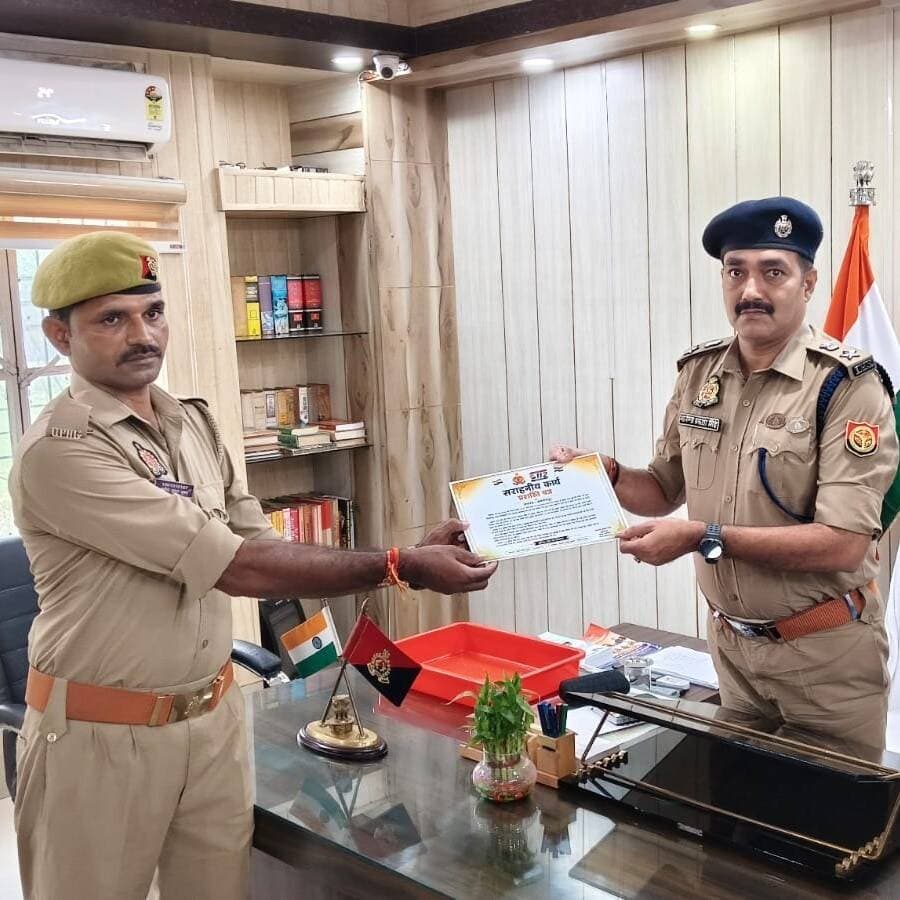 #Balrampur ! डायल 112 की सूझबूझ से बची चार जिंदगियां: राप्ती नदी में कूदने जा रहे दंपति और बच्चों को पुलिस ने बचाया, SP ने किया सम्मानित
#बलरामपुर। जिले में डायल 112 की टीम की सतर्कता और त्वरित कार्रवाई से एक बड़ा हादसा टल गया। राप्ती नदी में कूदकर जीवनलीला समाप्त करने जा रहे एक ही परिवार के चार लोगों को पुलिस टीम ने ऐन मौके पर सुरक्षित बचा लिया। इस सराहनीय कार्य के लिए मंगलवार को पुलिस अधीक्षक मार्तण्ड प्रकाश सिंह ने पुलिस कार्यालय में बचावकर्मी टीम को प्रशस्ति पत्र देकर सम्मानित किया।
पुल पर मिला था पूरा परिवार
घटना 26 अगस्त की रात की है। समय लगभग 9:27 बजे डायल 112 को सूचना मिली कि कोतवाली नगर थाना क्षेत्र के बिजलीपुर स्थित राप्ती नदी पुल के पास एक दंपति अपने दो मासूम बच्चों (उम्र 7 वर्ष व 3 वर्ष) के साथ नदी में कूदने की कोशिश कर रहा है। सूचना मिलते ही PRV-6230 पर तैनात आरक्षी कमांडर मनोज पाल और होमगार्ड चालक अशोक शुक्ला बिना समय गंवाए मौके पर पहुंचे।
ऐन वक्त पर दबोचा, परिजनों को सौंपा
पुलिस टीम जब मौके पर पहुंची तो दंपति अपने बच्चों के साथ नदी में छलांग लगाने ही वाला था। टीम ने अपनी सूझबूझ और तत्परता का परिचय देते हुए तुरंत आगे बढ़कर सभी को सुरक्षित पकड़ लिया। इसके बाद पुलिस ने तत्काल कोतवाली नगर थाना प्रभारी और परिजनों को सूचित किया। परिजनों के मौके पर पहुंचने के बाद पूरे परिवार को सकुशल उनके सुपुर्द कर दिया गया।
SP ने की सराहना
पुलिस टीम की इस तत्परता की स्थानीय लोगों ने जमकर प्रशंसा की। मंगलवार को एसपी मार्तण्ड प्रकाश सिंह ने कमांडर मनोज पाल और पायलट अशोक शुक्ला को पुलिस कार्यालय बुलाकर प्रशस्ति पत्र सौंपा और उनके कर्तव्यनिष्ठ व्यवहार की सराहना की।