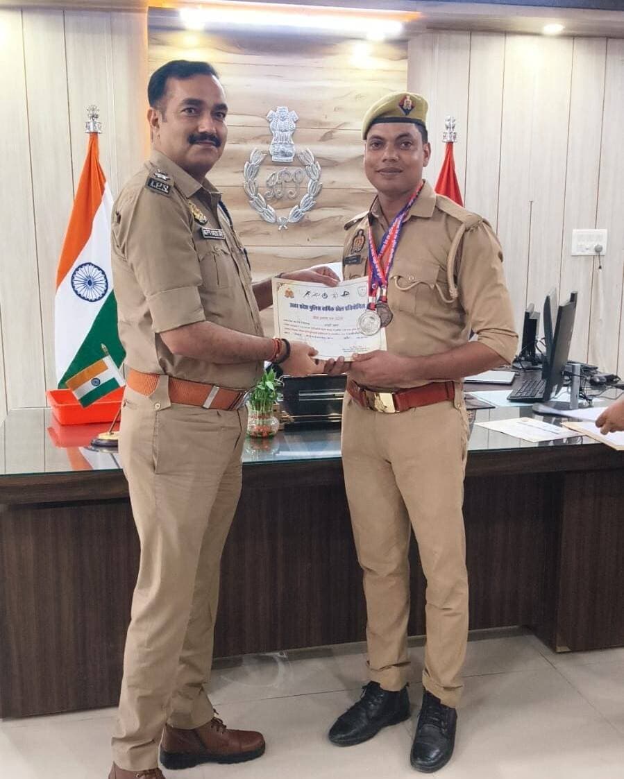#Balrampur ! यूपी पुलिस शूटिंग स्पोर्ट्स प्रतियोगिता: #बलरामपुर के तीन आरक्षियों ने लहराया परचम, SP ने किया सम्मानित...
बलरामपुर। 11वीं वाहिनी पीएसी, सीतापुर में आयोजित 51वीं उत्तर प्रदेश पुलिस वार्षिक शूटिंग स्पोर्ट्स प्रतियोगिता 2026 में बलरामपुर के पुलिस जवानों ने शानदार प्रदर्शन कर जिले और गोरखपुर जोन का नाम रोशन किया है। 18 से 24 अगस्त तक चली इस प्रतियोगिता में उत्कृष्ट प्रदर्शन करने वाले आरक्षियों को मंगलवार को पुलिस अधीक्षक मार्तण्ड प्रकाश सिंह ने मेडल, प्रशस्ति पत्र और नगद पुरस्कार देकर सम्मानित किया।
प्रतियोगिता में गोरखपुर जोन की ओर से खेलते हुए बलरामपुर पुलिस के जवानों ने दो अलग-अलग स्पर्धाओं में मेडल अपने नाम किए:
10 मीटर एयर राइफल (पुरुष टीम): आरक्षी रितेश सिंह और आरक्षी सारंग कनौजिया ने शानदार निशाना साधते हुए द्वितीय स्थान (रजत पदक) हासिल किया।
25 मीटर स्टैण्डर्ड पिस्टल (टीम इवेंट): आरक्षी रितेश सिंह, आरक्षी सारंग कनौजिया और आरक्षी सुदीप की तिकड़ी ने उत्कृष्ट तालमेल का परिचय देते हुए तृतीय स्थान (कांस्य पदक) कब्जाया।
मंगलवार को पुलिस कार्यालय में आयोजित सम्मान समारोह में एसपी मार्तण्ड प्रकाश सिंह ने तीनों जवानों को मेडल पहनाकर बधाई दी। उन्होंने जवानों के मेहनत, लगन और अनुशासन की सराहना करते हुए कहा कि इस उपलब्धि पर पूरे जनपदीय पुलिस परिवार को गर्व है। एसपी ने खिलाड़ियों का उत्साहवर्धन करते हुए उन्हें भविष्य में राष्ट्रीय स्तर पर बेहतर प्रदर्शन के लिए प्रेरित किया।
#balrampur #balrampurpolic