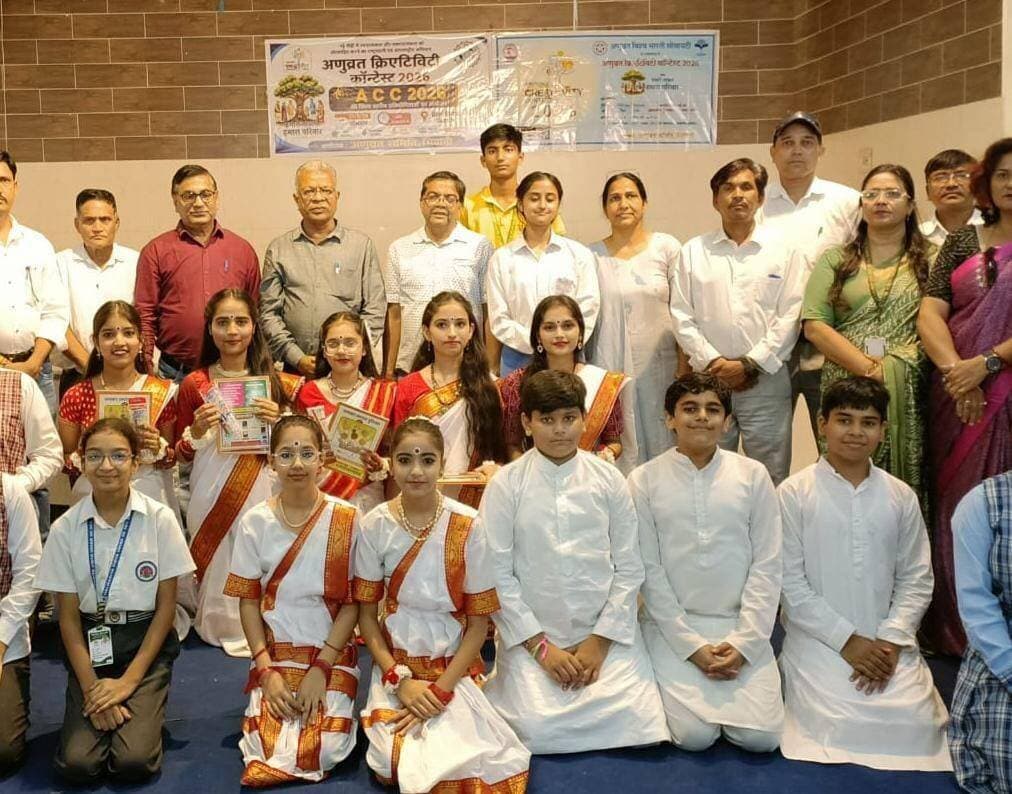 अणुव्रत क्रिएटिविटी कॉन्टेस्ट 2026 में प्रथम स्थान प्राप्त कर लिटिल हार्टियन्स ने लहराया परचम
स्थानीय प्रेक्षा विहार में अणुव्रत समिति, भिवानी द्वारा आयोजित अणुव्रत क्रिएटिविटी कॉन्टेस्ट 2026 में आयोजित अणुव्रत प्रतियोगिता के समूह गान - वरिष्ठ वर्ग में लिटल हार्टस पब्लिक स्कूल की छात्राओं मानवी, ओजस्वी, आशी, प्रियाशु व प्रियांशी ने अपनी उत्कृष्ठ प्रतिभा का प्रदर्शन करते हुए प्रथम स्थान प्राप्त करते हुए व कनिष्ठ वर्ग में लिटल हार्टस इंटरनेशनल स्कूल के कल्पित, मितांश, आदित्य, खुशी बा खुशी, वैभवी ने प्रथम स्थान, एकल गान के कनिष्ठ वर्ग में खुशीबा खुशी ने प्रथम स्थान, एकल गान के वरिष्ठ वर्ग में लिटल हार्टस पब्लिक स्कूल की मानवी ने प्रथम व काव्य लेखन प्रतियोगिता में तेजस ने प्रथम स्थान प्राप्त कर विद्यालय व अभिभावकों का नाम रोशन किया। विद्यालय के एम.डी. पवन गोयल व भावना गोयल ने विद्यार्थियों की इस उपलब्धि पर उन्हे बधाई देते हुए उनका उत्साहवर्धन किया व भविष्य के लिए प्रोत्साहित किया। इस अवसर पर प्रबंधक सतीश गोयल व रवि गोयल, निदेशक रामानंद सिंघल, ऐश्वर्या सिंघल, राहुल गोयल, विनय गोयल, निश्चल गोयल, साक्षी गोयल, प्रियांश गोयल, प्राचार्य दीपक जोशी, प्राचार्या आरती शर्मा, उप-प्राचार्य मनमोहन चावला, मनोज कुमार, निशा रानी सहित विद्याालय का समस्त स्टाफ मौजूद था।