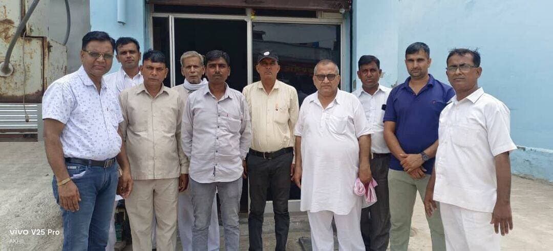 सीएम विंडो की झूठी शिकायतों पर चिकित्सकों के उत्पीडऩ के खिलाफ सामाजिक चिकित्सक महासंघ में भारी आक्रोश, आंदोलन की दी चेतावनी
जांच के नाम पर आर्थिक व मानसिक शोषण बर्दाश्त नहीं : डा. विजेंद्र मुवाल
भिवानी, 01 सितंबर : सामाजिक चिकित्सक महासंघ हरियाणा की एक अहम बैठक सिवानी स्थित डा. सोम वधवा के क्लीनिक पर आयोजित की गई। बैठक की अध्यक्षता सिवानी ब्लॉक अध्यक्ष डा. सोम वधवा ने की, जबकि मुख्य अतिथि के रूप में महासंघ के जिला अध्यक्ष डा. सुदेश रतेरिया, विशिष्ट अतिथि जिला महासचिव डा. विजेन्द्र मुवाल और डा. विनोद चांगिया उपस्थित रहे। बैठक में भिवानी जिले में सीएम विंडो पर मिलने वाली फर्जी शिकायतों की आड़ में चिकित्सकों पर की जा रही पुलिस व स्वास्थ्य विभाग की मनमानी और उत्पीडऩ पर कड़ा ऐतराज जताया गया। बैठक को संबोधित करते हुए जिला अध्यक्ष डा. सुदेश रतेरिया ने कहा कि जिले में सीएम विंडो की झूठी शिकायतों के आधार पर चिकित्सकों पर की जा रही कार्रवाई पूरी तरह गलत और अन्यायपूर्ण है। पुलिस प्रशासन और स्वास्थ्य विभाग की संयुक्त टीमें चिकित्सकों को नाजायज तरीके से परेशान करती हैं। बिना किसी निष्पक्ष पड़ताल के सीधे जेल में डाल दिया जाता है और दवाइयां जब्त कर ली जाती हैं। बाद में जांच में अधिकांश मामले झूठे साबित होते हैं, लेकिन तब तक चिकित्सक का भारी आर्थिक और मानसिक शोषण हो चुका होता है। महासंघ के जिला महासचिव डा. विजेन्द्र मुवाल ने पदाधिकारियों को बताया कि चिकित्सकों के उत्पीडऩ के इस गंभीर मुद्दे को लेकर महासंघ का 20 सदस्यीय प्रदेश प्रतिनिधिमंडल हाल ही में मुख्यमंत्री नायब सिंह सैनी से मिला था। मुख्यमंत्री ने प्रतिनिधिमंडल को स्पष्ट आश्वासन दिया था कि भविष्य में चिकित्सकों पर ऐसी एकतरफा व मनमानी कार्रवाई नहीं होगी। साथ ही शिकायतों के निष्पक्ष निस्तारण के लिए जल्द ही एक विशेष स्वास्थ्य बोर्ड का गठन किया जाएगा, जिससे सभी चिकित्सकों को बड़ी राहत मिलेगी। सिवानी ब्लॉक अध्यक्ष डा. सोम वधवा ने प्रशासन को दो-टूक चेतावनी देते हुए कहा कि सीएम विंडो पर मिलने वाली किसी भी शिकायत पर तुरंत गिरफ्तारी या जब्ती के बजाय पहले संबंधित चिकित्सक को बुलाकर मामले की निष्पक्ष जांच होनी चाहिए। उन्होंने चेतावनी दी यदि प्रशासन ने एकतरफा उत्पीडऩ बंद नहीं किया, तो सामाजिक चिकित्सक महासंघ सरकार और बेलगाम अधिकारियों के खिलाफ बड़ा प्रदर्शन करने को बाध्य होगा, जिसकी पूरी जिम्मेदारी संबंधित प्रशासन की होगी। वरिष्ठ चिकित्सक डा. कृष्ण वर्मा ने भी बैठक में कहा कि आधारहीन शिकायतों के चलते चिकित्सकों के भीतर गहरा आक्रोश पनप रहा है। इस बैठक में डॉ. सत्यवान, डॉ. छोटूराम, डॉ. मांगे राम, डॉ. संजय, डॉ. सतीश कुमार, डॉ. रविन्द्र कुमार, डॉ. ओमप्रकाश, डॉ. अजीत कुमार और डॉ. दीपक वधवा सहित क्षेत्र के कई अन्य चिकित्सक प्रमुख रूप से उपस्थित रहे।