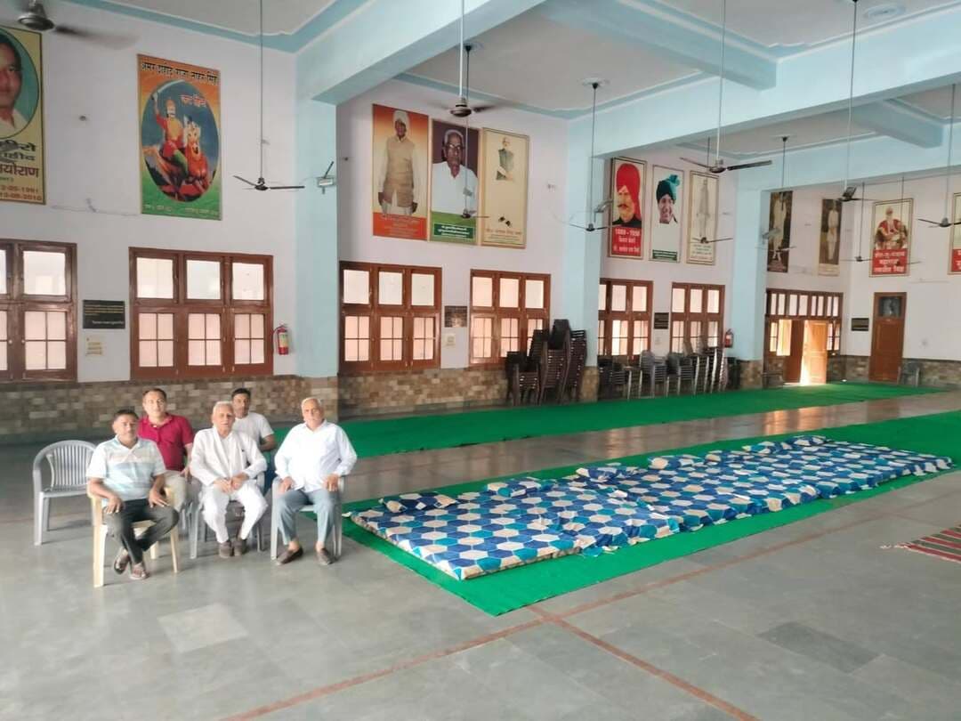 जाट धर्मशाला सभा की सराहनीय पहल, अभ्यर्थियों के लिए किया गया नि:शुल्क ठहरने प्रबंध
अग्निवीर भर्ती में आने वाले युवाओं को मिलेगी ठहरने की नि:शुल्क सुविधा : प्रधान दिलबाग सिंह सांगवान
भिवानी, 01 सितंबर : दो से 15 सितंबर तक स्थानीय भीम स्टेडियम में आयोजित होने वाली अग्निवीर भर्ती रैली को लेकर स्थानीय जाट धर्मशाला सभा ने युवाओं के लिए एक सराहनीय और जनकल्याणकारी पहल की है। भर्ती रैली में भाग लेने के लिए प्रदेशभर से पहुंचने वाले हजारों युवाओं को रहने या ठहरने की समस्या से न जूझना पड़े, इसके लिए जाट धर्मशाला में नि:शुल्क व समुचित प्रबंध किए गए हैं। जाट धर्मशाला सभा भिवानी के प्रधान दिलबाग सिंह सांगवान ने इस व्यवस्था की विस्तृत जानकारी देते हुए बताया कि अग्निवीर बनने का सपना लेकर भिवानी पहुंचने वाले युवा हमारे अपने बच्चे हैं और देश सेवा के उनके इस जज्बे का सम्मान करना हम सभी का दायित्व है। उन्होंने कहा कि दूर-दराज के इलाकों से आने वाले अभ्यर्थियों को अक्सर रात्रि विश्राम और मूलभूत सुविधाओं के लिए परेशान होना पड़ता है। इसी को ध्यान में रखते हुए धर्मशाला समिति ने सर्वसम्मति से निर्णय लिया है कि 2 से 15 सितंबर तक भर्ती रैली में आने वाले सभी युवाओं के लिए ठहरने की पूरी व्यवस्था नि:शुल्क रहेगी। उन्होंने बताया कि युवाओं के रात्रि विश्राम और ठहरने के लिए विशाल व स्वच्छ हॉल की व्यवस्था, शुद्ध पेयजल, शौचालय और स्नानघर का समुचित प्रबंध भी किए गए है। प्रधान दिलबाग सिंह सांगवान ने युवाओं को आश्वस्त करते हुए कहा कि धर्मशाला में आने वाले अभ्यर्थियों को किसी भी प्रकार की असुविधा नहीं होने दी जाएगी। प्रबंधन समिति की ओर से सफाई और सुरक्षा के पुख्ता इंतजाम किए गए हैं ताकि युवा बिना किसी मानसिक तनाव के अपनी शारीरिक दक्षता परीक्षा और भर्ती प्रक्रिया पर ध्यान केंद्रित कर सकें। जाट धर्मशाला की इस सेवाभावी पहल की शहरवासियों और युवाओं द्वारा जमकर सराहना की जा रही है। समाजसेवियों का मानना है कि इस तरह के सकारात्मक प्रयासों से देश सेवा का जज्बा लेकर आने वाले युवाओं का मनोबल बढ़ता है।