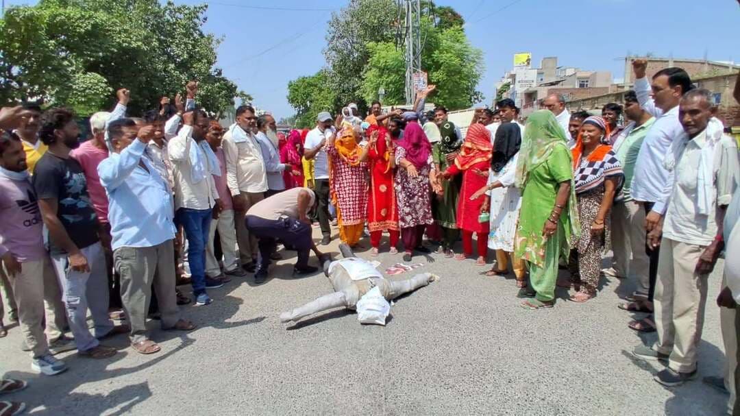 भिवानी में कर्मचारियों ने फूंका सरकार का पुतला, आंदोलन तेज करने की चेतावनी
कच्चे कर्मचारियों को पक्का करने, जोखिम भत्ता और शहीदों के आश्रतों को मुआवजे की है मांग
13 मई के समझौते को लागू ना करने पर भिवानी में सफाई और अग्निशमन कर्मचारी हड़ताल पर
सरकार प्रशासन से कूड़ा उठवा रही, शहरों में फिर भी लगे हैं ढेर : कर्मचारी नेता
भिवानी, 01 सितंबर : अग्नि शमन कर्मचारी यूनियन व नगरपालिका कर्मचारी संघ हरियाणा के आह्वान पर 13 मई को राज्य सरकार के साथ हुए समझौते को लागू नहीं करने पर 6 अगस्त से उस समझौते को लागू करवाने हेतु अनिश्चितकालीन हड़ताल पर जाने के लिए मजबूर हुए है।
नगरपालिका कर्मचारी संघ हरियाणा के राज्य सचिव पुरुषोतम दानव व अग्निशमन कर्मचारी यूनियन के जिला प्रधान अजय श्योराण ने बताया कि राज्य सरकार ने उनके संगठनों के साथ जो 13 मई को समझौता किया था, उसमें कर्मचारियों की 22 मांगों में से 17 मांगें संवैधानिक तौर पर मानकर 30 जून तक लागू करने का वायदा किया था, परन्तु पूरा जून जुलाई का महिना जाने के बाद भी उन्होंने कर्मचारियों की स्वीकृत मांगें लागू नहीं की। जिसमें दोनों विभागों के कच्चे कर्मचारियों को पक्का करने, 5 हजार रुपये जोखिम भत्ता, 7500 रूपये वर्दी भत्ता, अग्निशमन के दो शहीद कर्मचारियों के आश्रितों को 50-50 लाख रूपये मुआवजा देने तथा दोनों परिवारों के आश्रितों को स्थायी नौकरी देना शामिल थे। परन्तु कर्मचारियों ने काफी इंतजार करने के बाद 6 अगस्त से पुन: हड़ताल जैसे कदम उठाने पर मजबूर होना पड़ा। अब सरकार बातचीत करके मांगें मानने की बजाए शहरों व कस्बों में प्रशासन व पुलिस को लगाकर कूड़ा उठवाने की कार्यवाही करके सरकार कर्मचारियों के आंदोलन को कमजोर करके तोडऩा चाहती है। परन्तु शहरों में अब भी कूड़े के ढ़ेर लगे हुए हैं। कूड़ा उठाने व सफाई व्यवस्था दुरस्त करने तथा भंयकर आग बुझाने का काम तो सफाई कर्मचारी व अग्नि शमन कर्मचारी ही करेंगे। कर्मचारी नेता दानव ने कहा कि उनके सैंकड़ों पूर्वज सीवरेज सफाई करते हुए शहीद हुए हैं और आज सरकार उनके वंशजों को स्थायी रोजगार नहीं देना चाहती।
सर्वकर्मचारी संघ के जिला प्रधान सुमेर आर्य, पूर्व प्रधान सुखदर्शन सरोहा, किसान सभा के जिला उपप्रधान कामरेड ओम प्रकाश व सीटू नेता सुखदेव पालवास ने हरियाणा सरकार की कड़ी निंदा की है कि दोनों कर्मचारियों के प्रतिनिधियों को बातचीत के लिए चन्डीगढ़ बुलाकर असामाजिक तत्वों द्वारा उन्हें धमकवाया जाता है और कर्मचारी प्रतिनिधियों से बिना ठोस बात किए वापिस कर दिया जाता है, ताकि वे निरुत्साहित हो जांए और आंदोलन वापिस कर लें। कर्मचारियों ने इसकी प्रतिक्रिया में हरियाणा सहित वैश्य कालेज भिवानी के सामने विरोध स्वरूप सरकार का पुतला फूंका।
इस अवसर पर नगर पालिका जिला प्रधान जयहिंद, सज्जन सिंगला, प्रवीन बाल्मीकि, गौरव शर्मा, रमेश बाल्माकि, प्रवीन पूनिया, अग्निशमन नेता नरेन्द्र, गोविन्द, शेर सिंह, मालती, सुमित्रा, शांति, बाला, मनीषा, आशा, सुनिता शामिल रहे।
जारी कर्ता पुरुषोतम दानव , राज्य सचिव नगरपालिका कर्मचारी संघ हरियाणा ,