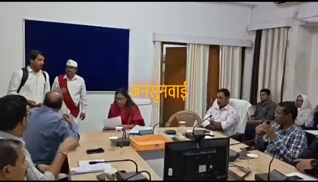 जनसुनवाई में कलेक्टर श्रीमती राखी सहाय, सी ई ओ जिला पंचायत अभय सिंह ने 60 आवेदकों की सुनी समस्याए