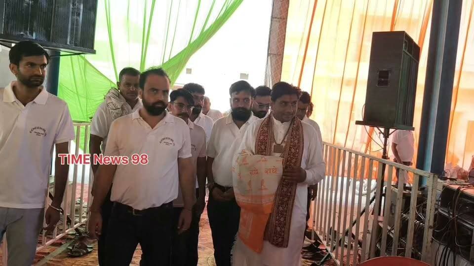 पिल्लु खेड़ा पहुंचे चित्रकूट वाले महाराज जी