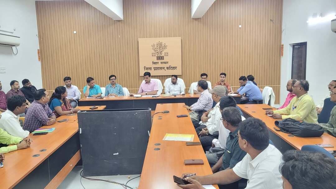 जिला पदाधिकारी कटिहार की अध्यक्षता में जिला के सभी 20 मॉडल स्कूल के प्रधानाध्यापक के साथ बैठक आहूत की गई*
*सभी मॉडल स्कूल के साथ संबद्ध किए गए पदाधिकारी को जिला पदाधिकारी ने दिया दिशा-निर्देश।*
कटिहार,01 सितंबर 2026 मंगलवार।
बैठक को संबोधित करते हुए जिला पदाधिकारी कटिहार आशुतोष द्विवेदी ने बताया कि माननीय मुख्यमंत्री, बिहार द्वारा जुलाई 2026 में सम्पूर्ण राज्य में एक साथ 551 सरस्वती विद्या निकेतन (आदर्श विद्यालय) का लोकार्पण किया गया, जिसका मुख्य उद्देश्य ग्रामीण और शहरी क्षेत्रों के विद्यार्थियों को आधुनिक और उच्च गुणवत्तापूर्ण शिक्षा प्रदान करना है।
इन स्कूलों में स्मार्ट क्लासरूम, ई-लाइब्रेरी, विज्ञान व कंप्यूटर की आधुनिक प्रयोगशालाओं और खेलकूद की बेहतरीन व्यवस्था की गई है, जहाँ अनुभवी व विषय विशेषज्ञ शिक्षकों द्वारा विद्यार्थियों के सर्वांगीण विकास हेतु शिक्षा प्रदान किया जा रहा है।
साथ ही, यहाँ कमजोर छात्रों के लिए विशेष सुधारात्मक (Remedial) कक्षाओं और करियर काउंसलिंग जैसी सुविधाएँ भी उपलब्ध कराई गई हैं।
इस महत्वाकांक्षी योजना के अंतर्गत सरस्वती विद्या निकेतन (मॉडल स्कूल) में शिक्षा के स्तर को और अधिक सुदृढ़ बनाने, विद्यार्थियों को गुणवत्तापूर्ण शिक्षा प्रदान करने तथा विद्यालय के प्रशासनिक एवं शैक्षणिक माहौल को बेहतर करने के उद्देश्य से पदाधिकारियों को विद्यालयों से सम्बद्ध किये जाने की आवश्यकता महसूस हुई है।
अतएव कटिहार जिलान्तर्गत सभी नव-उत्क्रमित / स्थापित सरस्वती विद्या निकेतन (मॉडल स्कूल) में छात्रों के शैक्षणिक माहौल के पर्यवेक्षण-सह-शैक्षणिक मार्गदर्शन हेतु पदाधिकारियों को मॉडल स्कूल से सम्बद्ध किया है।
जिला पदाधिकारी ने उपस्थित प्रधानाध्यापक को स्कूल में नियमित रूप से पेरेंट्स टीचर मीटिंग आयोजित करने का निर्देश दिया। शैक्षणिक गतिविधियों के साथ-साथ खेल कूद को भी प्रतिदिन रूटीन में शामिल करने का निर्देश दिया गया।
प्रत्येक शनिवार को नियमित रूप से साप्ताहिक टेस्ट लेने का निर्देश देते हुए जिला पदाधिकारी ने उपस्थित प्राचार्य गण को पढ़ाई में कमजोर छात्रों के प्रति सजगता से विशेष ध्यान देने का निर्देश दिया।
विद्यालयों से सम्बद्ध सभी नामित पदाधिकारियों को निर्देश दिया गया कि वे अपने आवंटित विद्यालय में नियमित रूप से अध्यापन-सह-मार्गदर्शन तथा सूक्ष्म पर्यवेक्षण का कार्य सुनिश्चित करेंगे। इस संबंध में पदाधिकारियों के दायित्व निम्नवत् निर्धारित किये गए-
1. अध्यापन एवं शैक्षणिक दायित्व नियमित कक्षाओं के संचालन के अतिरिक्त नामित पदाधिकारी प्रत्येक सप्ताह आवंटित विद्यालय में 1 अथवा इच्छानुसार 2 या इससे अधिक कक्षाएं स्वयं लेंगे। पदाधिकारी अपनी शैक्षणिक योग्यता एवं अभिरुचि के अनुसार विषय का चयन करते हुए छात्रों का मार्गदर्शन करेंगे। स्मार्ट क्लासरूम एवं डिजिटल संसाधनों का उपयोग करते हुए कमजोर छात्रों के लिए Remedial Classes के संचालन की निगरानी और उसमें सहयोग करेंगे।
2. पर्यवेक्षण एवं निरीक्षण दायित्व संबंधित नामित पदाधिकारी यह सुनिश्चित करेंगे कि विद्यालय में पाठ्यक्रम (Syllabus) समय पर पूरा हो रहा हो और शिक्षक आधुनिक शिक्षण विधियों का उपयोग कर रहे हों। स्कूल में उपलब्ध हाई-टेक सुविधाओं जैसे स्मार्ट क्लास, कंप्यूटर लैब और विज्ञान प्रयोगशाला के नियमित और सही उपयोग की समीक्षा करेंगे। विद्यालय में छात्रों की उपस्थिति बढ़ाने तथा ड्रॉप-आउट दर को कम करने के लिए प्रधानाध्यापक के साथ मिलकर ठोस कार्रवाई करेंगे।
3. उक्त के साथ सभी संबंधित पदाधिकारी विद्यालय में हो रहे पठन-पाठन कार्य, छात्रों को उपलब्ध करायी जा रही मूलभूत सुविधाओं की स्थिति, शिक्षकों की ससमय उपस्थिति, शिक्षा की गुणवत्ता एवं अन्य शैक्षणिक गतिविधियों के संबंध में विचार-विमर्श करेंगे और इस क्रम में अपेक्षित सुधार हेतु संबंधित प्राचार्य के साथ समन्वय करते हुए आवश्यक कार्रवाई करेंगे।
4. प्रतिवेदन- विद्यालयों से सम्बद्ध किए गए सभी पदाधिकारी प्रत्येक सप्ताह अपनी कक्षा और पर्यवेक्षण की विस्तृत रिपोर्ट (निरीक्षण पंजी के साथ) अपने मंतव्य सहित जिला शिक्षा पदाधिकारी, कटिहार को भेजते हुए इसकी सूचना जिला पदाधिकारी को देंगे।
जिला शिक्षा पदाधिकारी, कटिहार प्राप्त प्रतिवेदन को संकलित कर जिला पदाधिकारी के समक्ष उपस्थापित कर अग्रेतर कार्रवाई करेंगे।
5. उपरोक्त के अतिरिक्त जिलान्तर्गत यदि कोई अन्य पदाधिकारी भी छात्रहित में उनके अध्यापन कार्य हेतु इच्छा रखते हो अथवा पठन-पाठन कार्य में जिनकी अभिरूची हो, वे अपने इच्छानुसार विद्यालय एवं विषय का चयन कर अध्यापन कार्य करना सुनिश्चित करेंगे एवं इसकी सूचना जिला पदाधिकारी को दे सकते हैं ।
जिला जनसंपर्क पदाधिकारी
कटिहार।
@topfans Information & Public Relations Department, Government of Bihar Bihar Education Department #katihar #modelschool