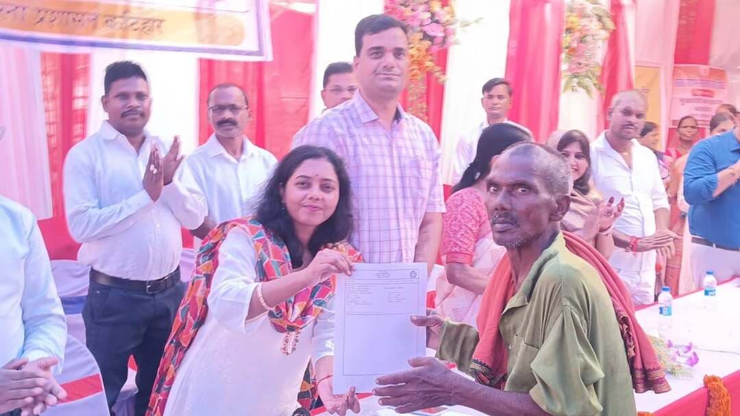 फलका प्रखंड के सोहथा दक्षिण पंचायत में लगे सहयोग शिविर मे पहुंचे जिलाधिकारी,प्राप्त आवेदन पत्रों के स-समय निष्पादन का दिया निदेश-*
*शिविर मे आये लोगों से किया सीधा संवाद*
आज दिनांक 01/09/2026 को श्री आशुतोष द्विवेदी, जिला पदाधिकारी कटिहार के द्वारा फलका प्रखंड अंतर्गत पंचायत में आयोजित सहयोग शिविर में सम्मिलित हुए।
जिला पदाधिकारी के द्वारा शिविर में उपस्थित विभिन्न विभागों के पदाधिकारियों/प्रतिनिधियों से उनके विभाग द्वारा संचालित जनकल्याणकारी योजनाओं, सेवाओं एवं कार्यक्रमों के संबंध में जानकारी प्राप्त की गई। उन्होंने संबंधित विभागों के प्रतिनिधियों से शिविर में प्राप्त आवेदनों, निष्पादित कार्यों तथा आमजनों को उपलब्ध कराई जा रही सेवाओं की स्थिति के संबंध में विस्तृत जानकारी ली तथा आवश्यक दिशा-निर्देश दिए।
जिला पदाधिकारी द्वारा शिविर में उपस्थित आमजनों से भी प्रत्यक्ष रूप से संवाद किया गया। उन्होंने विभिन्न योजनाओं एवं सरकारी सेवाओं से संबंधित लाभ प्राप्त करने में लोगों को हो रही कठिनाइयों, शिविर के माध्यम से उपलब्ध कराई जा रही सुविधाओं तथा विभागीय कार्यों के संबंध में आमजनों से फीडबैक प्राप्त किया।
आमजनों से यह भी जानकारी ली गई कि उन्हें संबंधित योजनाओं का लाभ प्राप्त हुआ है अथवा नहीं तथा आवेदन, प्रमाण-पत्र, पेंशन, आवास, राशन, स्वास्थ्य, शिक्षा, सामाजिक सुरक्षा एवं अन्य सरकारी सेवाओं के संबंध में किसी प्रकार की समस्या या शिकायत तो नहीं है।
जिला पदाधिकारी द्वारा आमजनों से प्राप्त फीडबैक को गंभीरता से लेते हुए संबंधित विभागीय पदाधिकारियों/प्रतिनिधियों को प्राप्त शिकायतों एवं समस्याओं के नियमानुसार एवं शीघ्र निष्पादन हेतु आवश्यक निर्देश दिए गए। उन्होंने अधिकारियों को निर्देशित किया कि शिविर का मुख्य उद्देश्य आमजनों को सरकारी योजनाओं एवं सेवाओं का लाभ उनके निकटतम स्तर पर उपलब्ध कराना है, अतः प्राप्त आवेदनों एवं शिकायतों का समयबद्ध निष्पादन सुनिश्चित किया जाए।
निरीक्षण के दौरान जिला पदाधिकारी द्वारा शिविर में विभागवार लगाए गए स्टॉलों का भी अवलोकन किया गया तथा संबंधित विभागों द्वारा आमजनों को दी जा रही सेवाओं की जानकारी ली गई। उन्होंने उपस्थित कर्मियों को आमजनों के साथ संवेदनशील एवं सहयोगात्मक व्यवहार रखते हुए उनकी समस्याओं को सुनने तथा पात्र लाभुकों को सरकार द्वारा संचालित योजनाओं का लाभ दिलाने की दिशा में प्रभावी कार्रवाई करने का निर्देश दिया।
समग्र रूप से निरीक्षण का उद्देश्य शिविर में उपलब्ध कराई जा रही विभागीय सेवाओं की स्थिति का जायजा लेना, आमजनों से प्रत्यक्ष फीडबैक प्राप्त करना तथा उनकी समस्याओं का त्वरित एवं प्रभावी समाधान सुनिश्चित करना रहा।
सॉफ्टवेयर में जिला पदाधिकारी के साथ उप विकास आयुक्त कटिहार, अनुमंडल पदाधिकारी कटिहार सदर, विशेष कार्य पदाधिकारी कटिहार एवं प्रखंड स्तरीय अधिकारी, जनप्रतिनिधि गण उपस्थित रहें।
जिला जन संपर्क पदाधिकारी,
कटिहार।
Information & Public Relations Department, Government of Bihar @topfans #katihar #SahyogSivir #goodgovernence