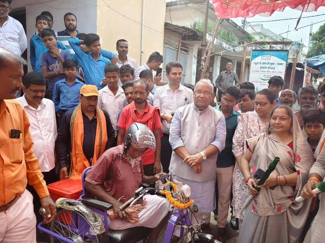 माननीय पूर्व उप-मुख्यमंत्री, कटिहार-सह-माननीय विधायक, कटिहार, श्री तारकिशोर प्रसाद के द्वारा दिव्यांगजनों के बीच बैट्री ट्राईसाईकिल एवं मुख्यमंत्री अंतजार्तीय विवाह प्रोत्साहन अनुदान योजना अंतर्गत सावधि जमा प्रमाण-पत्र (Fixed Deposit) का किया गया वितरण।
आज दिनांक-01.09.2026 को कटिहार प्रखंड अंतर्गत सिरनियाँ पश्चिम पंचायत में सहयोग शिविर में माननीय पूर्व उप-मुख्यमंत्री, कटिहार-सह-माननीय विधायक, कटिहार श्री तारकिशोर प्रसाद के द्वारा दिव्यांगजनों के बीच सम्बल योजना अंतर्गत बैट्री चालित ट्राईसाईकिल का वितरण कुल - 05 दिव्यांगजनो के बीच किया गया। साथ ही समाज कल्याण विभाग द्वारा संचालित मुख्यमंत्री अंतर्जातीय विवाह प्रोत्साहन अनुदान योजना अंतर्गत श्रीमति रिया कुमारी, श्रीमति कुमारी काजल एवं श्रीमति शिवानी कुमारी को 01-01 लाख रुपये का सावधि जमा प्रमाण-पत्र (Fixed Deposit) का वितरण किया गया।
वितरण के क्रम में माननीय प्रमुख, माननीय मुखिया, सिरनियाँ पश्चिम पंचायत, प्रखंड विकास पदाधिकारी, कटिहार अंचल पदाधिकारी, कटिहार एवं अन्य वरीय पदाधिकारीगण उपस्थित रहें।
जिला जनसंपर्क पदाधिकारी
कटिहार।
Information & Public Relations Department, Government of Bihar Social Welfare Department, Government of Bihar #katihar