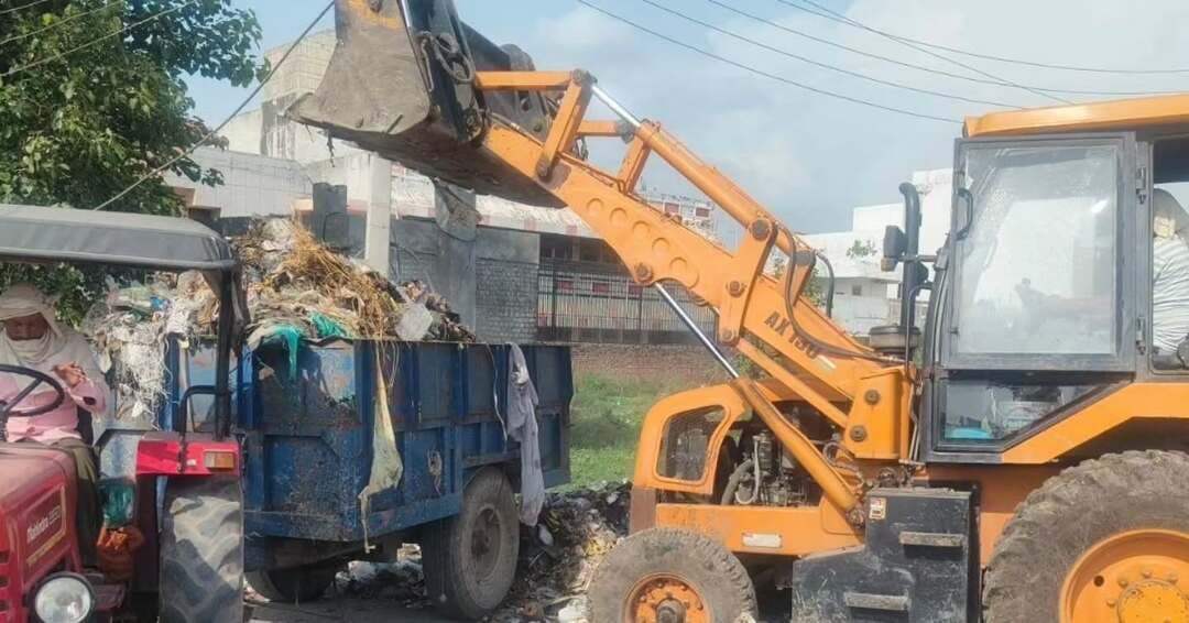 नगर निगम सफाई व्यवस्था को बना रहा सुचारू, विभिन्न प्रमुख स्थानों से करीब 350 मीट्रिक टन उठाया कचरा- सलोनी शर्मा, निगमायुक्त।
लगभग 40 कचरा संवेदनशील बिन्दुओं को किया साफ, डोर-टू-डोर कचरा एकत्रीकरण जारी।
अपील- नागरिक व दुकानदार इधर-उधर न गिराए कचरा, न ही जलाएं।
करनाल 1 सितंबर, नगर निगम शहर की सफाई व्यवस्था को सुचारू बनाए रखने के लिए नियमित रूप से विशेष सफाई अभियान चलाया जा रहा है। इसी कड़ी में मंगलवार को नगर निगम की सफाई शाखा की टीमों द्वारा शहर की विभिन्न मुख्य लोकेशन्स एवं कचरा संवेदनशील बिन्दुओं से करीब 350 मीट्रिक टन कचरा उठाकर ठोस अपशिष्टï प्रबंधन संयंत्र में भेजा गया। नगर निगम की टीमें शहर के अलग-अलग क्षेत्रों में लगातार सफाई कार्य में जुटी हुई हैं, ताकि सडक़ों, बाजारों और सार्वजनिक स्थानों पर स्वच्छ एवं बेहतर वातावरण सुनिश्चित किया जा सके।
नगर निगम आयुक्त सलोनी शर्मा ने बताया कि सफाई व्यवस्था को दुरूस्त रखने के लिए निगम प्रशासन द्वारा उपलब्ध संसाधनों का प्रभावी ढंग से उपयोग किया जा रहा है। लगभग 40 कचरा संवेदनशील बिन्दओं को साफ किया गया है। शहर में डोर-टू-डोर कचरा एकत्रीकरण का कार्य भी नियमित रूप से जारी है। इसके साथ-साथ जहां भी कचरा जमा होने की सूचना मिल रही है, वहां प्राथमिकता के आधार पर सफाई करवाकर कचरा उठाया जा रहा है।
विभिन्न स्थानों पर चलाया गया सफाई अभियान।
उन्होंने बताया कि सफाई अभियान के तहत कर्ण गेट बाजार, नेहरू पैलेस बाजार, कलंदरी गेट, अुर्जन गेट, महाराणा प्रताप चौक, मेरठ रोड, दयाल सिंह कॉलेज, कुंजपुरा रोड तथा सेक्टर-13 व 14 के विभिन्न स्थानों से लगभग 38 ट्रालियों द्वारा करीब 350 मीट्रिक टन कचरे का उठान किया गया है। नगर निगम द्वारा इन स्थानों पर सफाई करवाने के साथ-साथ कचरा संवेदनशील बिन्दुओं को लगातार खत्म करने का प्रयास किया जा रहा है, ताकि इन स्थानों पर बार-बार कचरा जमा न हो और शहर की स्वच्छता व्यवस्था स्थायी रूप से बेहतर बनाई जा सके।
डोर-टू-डोर कचरा संग्रहण जारी, नागरिक करें सहयोग।
निगमायुक्त ने शहरवासियों से अपील करते हुए कहा कि नगर निगम द्वारा डोर टू डोर कूड़ा एकत्रीकरण कार्य जारी है। नागरिक कचरे को सडक़ किनारे, खाली प्लॉटों, बाजारों अथवा सार्वजनिक स्थानों पर न फेंकें। कचरा निर्धारित वाहन को ही सौंपना शहर को स्वच्छ रखने में प्रत्येक नागरिक की महत्वपूर्ण जिम्मेदारी है। उन्होंने विशेष रूप से व्यापारिक संगठनों व मार्केट एसोसिएशन से भी अपील की कि वे अपने दुकानदारों एवं प्रतिष्ठानों को स्वच्छता के प्रति जागरूक करें तथा बाजार