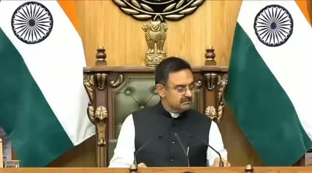 कुरुक्षेत्र को अंतरराष्ट्रीय धार्मिक स्थल के रूप में विकसित करना सरकार का लक्ष्य: मुख्यमंत्री
चंडीगढ़। मुख्यमंत्री नायब सिंह सैनी ने कहा कि कुरुक्षेत्र के ऐतिहासिक एवं धार्मिक महत्व को देखते हुए ब्रह्मसरोवर और इसके आसपास के क्षेत्र के समग्र विकास की योजना तैयार की गई है। सरकार का उद्देश्य कुरुक्षेत्र को एक आधुनिक सुविधाओं से युक्त अंतरराष्ट्रीय धार्मिक एवं पर्यटन स्थल के रूप में विकसित करना है।
मुख्यमंत्री ने कहा कि ब्रह्मसरोवर क्षेत्र में विभिन्न विकास कार्यों को गति दी जा रही है। चौकों के सौंदर्यीकरण और विश्रामगृहों के निर्माण के लिए टेंडर प्रक्रिया जारी है। इसके साथ ही गीता द्वार के नवीनीकरण का कार्य भी किया जा रहा है।
उन्होंने कहा कि शहर के यातायात को सुगम बनाने की दिशा में भी महत्वपूर्ण कदम उठाए गए हैं। एलिवेटेड रेलवे ट्रैक के निर्माण से कुरुक्षेत्र शहर को छह रेलवे फाटकों से मुक्ति मिली है, जिससे लोगों को आवागमन में