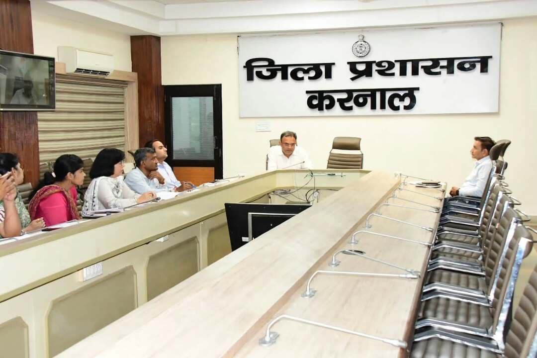 एसआईआर 2026: चुनाव आयोग ने प्रदेश के मतदाताओं को दिया एक और मौक़ा
30 सितंबर तक कर सकते हैं दावे और आपत्तियां दाखिल
पात्र व्यक्ति नई वोट बनवाने के लिए फार्म नम्बर-6 भरकर संबंधित बीएलओ को दे।
करनाल, 1 सितंबर। भारत निर्वाचन आयोग ने हरियाणा में विशेष गहन पुनरीक्षण अभियान की तारीखों में फिर से बदलाव किया है। संशोधित कार्यक्रम के अनुसार दावे और आपत्तियां 30 सितंबर तक दाखिल की जा सकेगी जिनका निपटारा 28 अक्तूबर 2026 तक करना होगा। संशोधित कार्यक्रम के तहत मतदाता सूची का अंतिम प्रकाशन 6 नवंबर को होगा। यह जानकारी देते हुए उपायुक्त एवं जिला निर्वाचन अधिकारी डा. आनंद कुमार शर्मा ने बताया कि राज्य के मतदाताओं के हितों का ध्यान रखते हुए चुनाव आयोग ने तारीखों में बदलाव किया है। इससे उन पात्र नागरिकों को राहत मिलेगी जो किसी कारणवश निर्धारित अवधि में मतदाता सूची से संबंधित दावा या आपत्ति दर्ज नहीं करा सके।
इससे पूर्व हरियाणा के मुख्य निर्वाचन अधिकारी ए.निवास ने वीसी के माध्यम से जिला उपायुक्तों के साथ एसआईआर-2026 के कार्य की समीक्षा की और निर्देश दिए कि वे सभी इस कार्यो को निर्धारित समय अवधि में पूरा करें। उन्होंने कहा कि प्रारूप मतदाता सूची के प्रकाशन के बाद जिन मतदाताओं को नोटिस जारी किए गए है, उन नोटिसों को नोटिस बोर्ड पर आवश्यक चस्पा करवाएं। उन्होंने कहा कि रिजेक्शन को लेकर डीईओ, ईआरओ व एईआरओ निजी तौर पर चेक करें ताकि किसी पात्र व्यक्ति का नाम मतदाता सूची में शामिल होने से वंचित न रहे। उन्होंने कहा कि जिन युवाओं की 18 वर्ष की आयु पूरी हो चुकी है, उन्हें वोट बनवाने के लिए प्रेरित करे। इसके लिए शिक्षण संस्थाओं में स्वीप गतिविधियों को बढ़ाया जाए और उन्हें वोट के महत्व के बारे में जागरूक करे। उन्होंने यह भी कहा कि राजनैतिक दलों के प्रतिनिधियों के साथ समय-समय पर बैठक करें और उनसे त्रुटि रहित मतदाता सूची को तैयार करवाने के लिए सहयोग की अपील की जाए।
वीसी के बाद जिला निर्वाचन अधिकारी ने कहा कि यदि किसी पात्र व्यक्ति का नाम मतदाता सूची में शामिल नहीं है, तो फॉर्म-6 के माध्यम से नाम शामिल करवाने के लिए आवश्यक दस्तावेजों तथा घोषणा-पत्र सहित दावा प्रस्तुत किया जा सकता है। उन्होंने नागरिकों से अपील है कि वे मतदाता सूची में अपना नाम और विवरण अवश्य जांच लें। किसी प्रकार की गलती होने पर निर्धारित अवधि में दावा या आपत्ति दर्ज करवाएं। किसी भी प्रकार की जानकारी अथवा सहायता के लिए नागरिक अपने बीएलओ/ईआरओ/ एईआरओ से संपर्क कर सकते हैं। इसके अलावा ईसीआईएनईटी ऐप पर बुक ए कॉल सुविधा अथवा मतदात