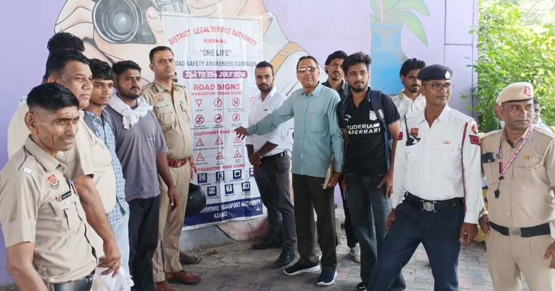 करनाल, 1 सितंबर। मुख्य न्यायिक दंडाधिकारी एवं जिला विधिक सेवा प्राधिकरण की सचिव मीनाक्षी यादव के मार्गदर्शन में मंगलवार को जिला के आई टी आई चौक पर चालान ड्राइव व जागरूकता शिविर का आयोजन किया गया।
सीजेएम मीनाक्षी यादव ने बताया कि जिला के विभिन्न स्थानों पर जागरूकता शिविरों का आयोजन किया जा रहा है। इसी कड़ी में आज अज्ञा पाल ने यातायात इंस्पेक्टर राम लाल, ए.एस.आई ब्रहम पाल व अजय कुमार, एस.पी.ओ संजीव, एच.जी.एच सनोज, सुभाष, जय किशोर और डी.वी.आर चंद्रकांत के साथ आईटीआई चौंक पर चालान ड्राइव का आयोजन कर जन साधारण को यातायात नियमों का पालन करने हेतु प्रेरित किया। अज्ञा पाल ने 12 सितंबर को जिला न्यायालय में लंबित मुकदमों के निपटारा हेतु लगने वाली नेशनल लोक अदालत की जानकारी दी और आपसी सहमति से न्यायालय मे लंबित मुकदमों का निपटारा करने हेतु प्रेरित किया जिससे धन व समय की बचत हो और भाईचारे की भावना को भी बल मिले। इसके अलावा इंस्पेक्टर राजेशलता ने राजकीय माध्यमिक विद्यालय, कैलाश व राजकीय वरिष्ट माध्यमिक विद्यालय, टपराना में जागरूकता शिविर का आयोजन कर विद्यार्थियों व स्टाफ को पोक्सो एक्ट बारे जागरूक किया और नशे से दूर रहने हेतु प्रेरित किया।