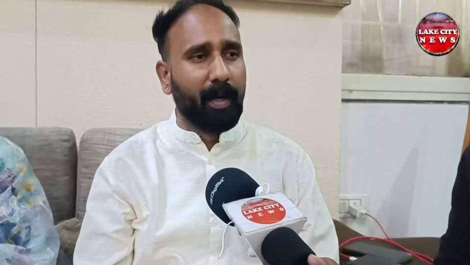 उदयपुर वार्ड 60 को बनाएंगे मिनी गुलाब बाग- #कमलेशमेहता, पूर्व पार्षद
वर्तमान मे इनकी पत्नी खुशबु मेहता मैदान मे...
कमलेश मेहता, खुशबु मेहता, Kamlesh Mehta, Khushbu Mehta, वार्ड 60 उदयपुर, Ward 60 Udaipur, उदयपुर नगर निगम चुनाव 2026, Udaipur Nagar Nigam Election 2026, Udaipur Election 2026, नगर निगम चुनाव उदयपुर, उदयपुर चुनाव, वार्ड 60 चुनाव, Udaipur Ward 60, Kamlesh Mehta Ward 60, Khushbu Mehta Ward 60, उदयपुर चुनाव 2026, पार्षद चुनाव उदयपुर, Udaipur Municipal Election, Rajasthan Election 2026, Lakecity News, Lake City News Rajasthan, Udaipur News, उदयपुर न्यूज, Udaipur Politics, उदयपुर राजनीति, चुनावी खबर, Election News, Rajasthan Politics, Udaipur Breaking News