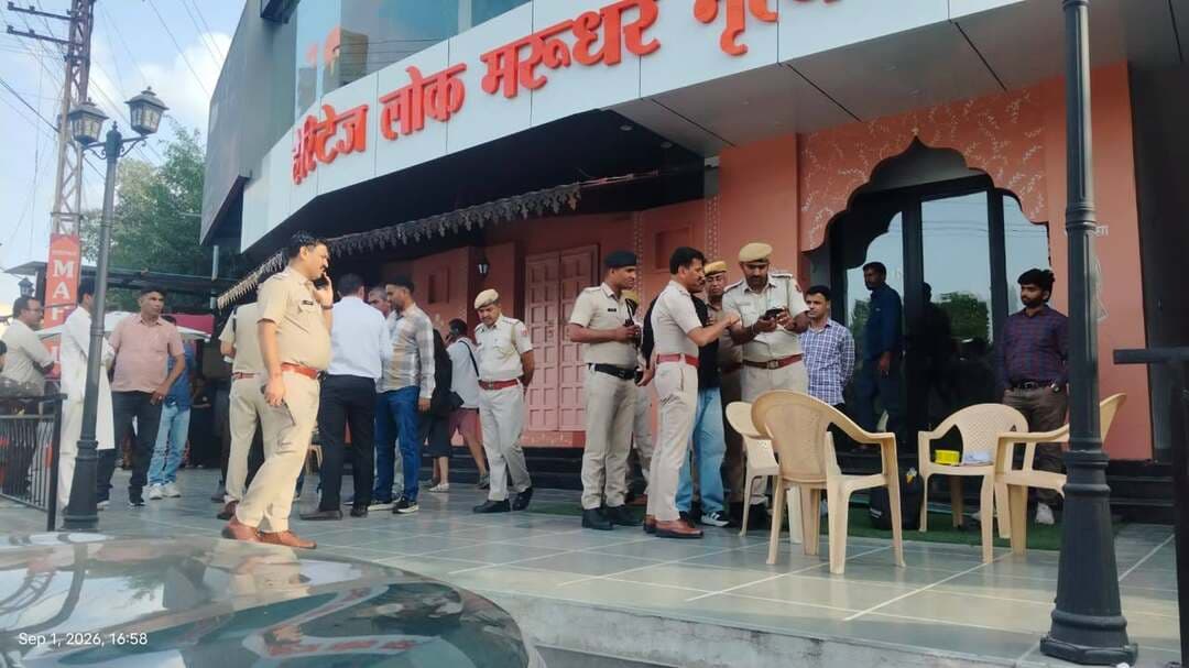 उदयपुर में दिनदहाड़े फायरिंग, युवक पर 3 फायर
Udaipur Police
उदयपुर के सहेली मार्ग स्थित एक शोरूम के बाहर फायरिंग से सनसनी फैल गई। प्रारंभिक जानकारी के अनुसार आसिफ नाम के युवक ने इरफान पर तीन फायर किए।
फायरिंग में घायल इरफान को उपचार के लिए अस्पताल में भर्ती करवाया गया है। वारदात के बाद आरोपी युवक मौके से फरार हो गया।
सूचना मिलते ही हाथीपोल थाना पुलिस मौके पर पहुंची और मामले की जांच शुरू कर दी है। पुलिस आसपास के सीसीटीवी फुटेज खंगालने के साथ आरोपी की तलाश में जुटी है।