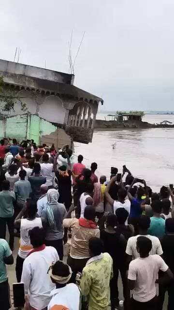 गंगा के रौद्र रूप में समाया 100 साल पुराना चैती दुर्गा मंदिर, राघोपुर तटबंध पर कटाव से गंगा का कटाव और भयावह हो गया। तेज धारा और लगातार हो रहे कटाव की चपेट में करीब सौ वर्ष पुराना चैती दुर्गा मंदिर भी आ गया। देखते ही देखते मंदिर का बड़ा हिस्सा गंगा की तेज धार में समा गया।
मंदिर के गंगा में समाने की खबर फैलते ही आसपास के इलाके में दहशत का माहौल बन गया। स्थानीय लोगों में प्रशासन के प्रति आक्रोश भी देखा जा रहा है। ग्रामीणों का कहना है कि तटबंध पर लगातार कटाव हो रहा था और समय रहते प्रभावी कदम नहीं उठाए जाने से स्थिति गंभीर होती चली गई।