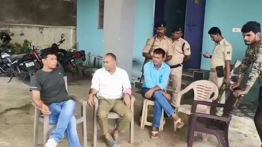 निगरानी टीम नें BDO को 75 हजार रिश्वत लेते किया गिरफ्तार, मामा भी हिरासत में.
फुल्लीडूमर प्रखंड के प्रखंड विकास पदाधिकारी (BDO) अमित प्रताप सिंह को मंगलवार को 75 हजार रुपये रिश्वत लेते निगरानी अन्वेषण ब्यूरो की टीम ने गिरफ्तार किया। पटना से पहुंची निगरानी टीम ने बांका शहर के नेहरू कॉलोनी स्थित बीडीओ के निजी आवास पर ट्रैप कार्रवाई की। कार्रवाई के दौरान बीडीओ के मामा बच्चन प्रसाद सिंह को भी हिरासत में लिया गया। दोनों को पूछताछ के लिए बांका परिसदन लाया गया।निगरानी विभाग के अनुसार, यह कार्रवाई फुल्लीडूमर प्रखंड प्रमुख गौतम प्रकाश की शिकायत पर की गई। शिकायत में आरोप लगाया गया था कि पंचायती राज विभाग से संबंधित विभिन्न विकास योजनाओं की प्रशासनिक स्वीकृति और राशि निकासी के एवज में बीडीओ द्वारा 75 हजार रुपये की रिश्वत मांगी जा रही थी।
शिकायत मिलने के बाद निगरानी विभाग ने मामले का सत्यापन कराया। सत्यापन में रिश्वत मांगे जाने की पुष्टि होने के बाद ट्रैप की कार्रवाई की योजना बनाई गई। मंगलवार सुबह डीएसपी स्तर के अधिकारी के नेतृत्व में निगरानी की टीम बांका पहुंची और बीडीओ के आवास के आसपास निगरानी शुरू कर दी।रुपये लेते ही निगरानी टीम ने पकड़ा
निगरानी विभाग की योजना के अनुसार शिकायतकर्ता तय रकम लेकर बीडीओ के आवास पहुंचे। कथित रूप से 75 हजार रुपये दिए जाने के बाद पहले से मौजूद निगरानी टीम ने कार्रवाई करते हुए बीडीओ को पकड़ लिया। मौके पर मौजूद उनके मामा को भी हिरासत में लिया गया। इसके बाद दोनों को बांका परिसदन लाकर पूछताछ की गई।
एक दिन पहले पूर्व मुखिया की हुई थी गिरफ्तारी
बीडीओ की गिरफ्तारी इसलिए भी चर्चा में है, क्योंकि इसके ठीक एक दिन पहले सोमवार को फुल्लीडूमर प्रखंड कार्यालय में जन्म प्रमाण पत्र जारी करने को लेकर बीडीओ और पूर्व मुखिया संजीव कुमार मंडल के बीच विवाद हुआ था। बीडीओ ने पूर्व मुखिया पर मारपीट और धक्का-मुक्की का आरोप लगाते हुए थाने में शिकायत दर्ज कराई थी। पुलिस ने कार्रवाई करते हुए पूर्व मुखिया को गिरफ्तार कर जेल भेज दिया था।
पूर्व मुखिया की गिरफ्तारी के 24 घंटे के भीतर बीडीओ की रिश्वत मामले में गिरफ्तारी से पूरे घटनाक्रम ने नया मोड़ ले लिया है। निगरानी टीम मामले में आगे की कानूनी प्रक्रिया पूरी कर रही है। बीडीओ को निगरानी की विशेष अदालत में पेश किए जाने की प्रक्रिया की जा रही है।