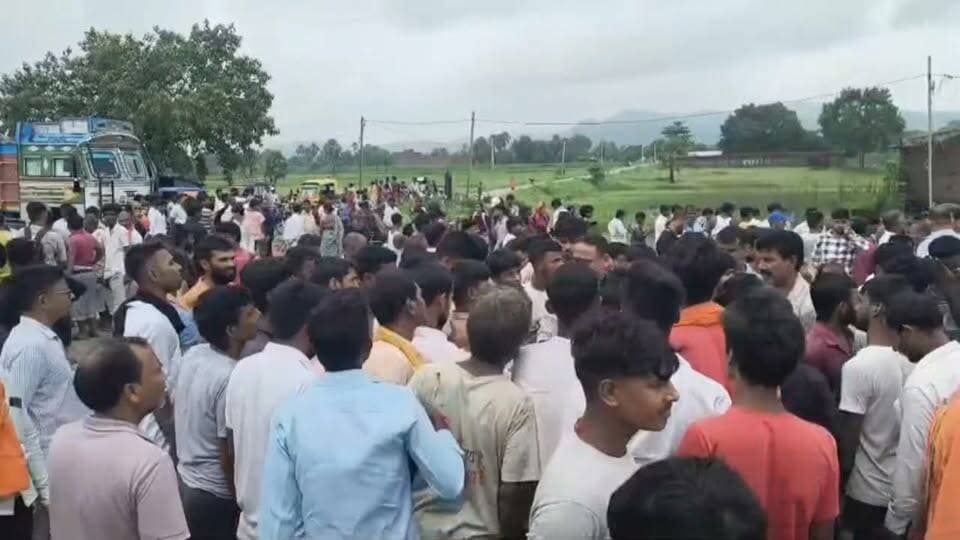 खिरियावां पंचायत में मंगलवार बना काला दिन: दो सड़क हादसों में शिक्षिका दंपति समेत 4 की मौत, खिरियावां पंचायत में पसरा मातम
औरंगाबाद जिले के मदनपुर प्रखंड के ग्राम पंचायत खिरियावां के लिए मंगलवार का दिन बेहद मनहूस साबित हुआ। मदनपुर थाना क्षेत्र में अलग-अलग जगहों पर हुए दो दर्दनाक सड़क हादसों में एक शिक्षिका दंपति समेत चार लोगों की असमय मौत हो गई। सभी मृतक एक ही पंचायत - खिरियावां पंचायत के रहने वाले हैं, जिससे पूरे पंचायत में कोहराम मच गया है।