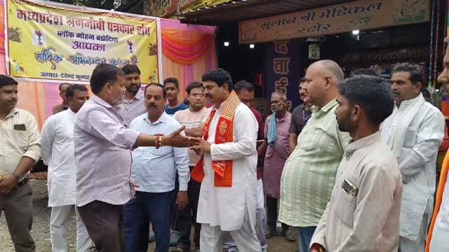 शुजालपुर से नलखेड़ा के लिए निकली भव्य भगवा यात्रा,चार पहिया वाहनों के साथ, मोहन बड़ोदिया में हुआ भव्य स्वागत