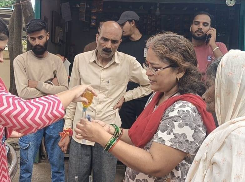 टेस्ट किट से दुग्ध उत्पादों की जांच, पनीर का नमूना भेजा लैब
आमजन को शुद्ध एवं गुणवत्तापूर्ण दूध और दुग्ध उत्पाद उपलब्ध कराने के उद्देश्य से खाद्य सुरक्षा टीम द्वारा टेस्ट किट के माध्यम से सपोर्ट टेस्टिंग एवं जन-जागरूकता अभियान शुरू किया गया है।
अभियान के तहत एसडीएम मंडला के निर्देश पर नायब तहसीलदार एवं खाद्य सुरक्षा अधिकारी की संयुक्त टीम ने महाराजपुर स्थित मटरू ढाबा का औचक निरीक्षण किया। इस दौरान दुग्ध उत्पाद की टेस्ट किट से प्राथमिक जांच की गई तथा पनीर का नमूना नियमानुसार संकलित कर जांच के लिए भेजा गया।
निरीक्षण में खाद्य सुरक्षा एवं स्वच्छता संबंधी कमियां पाए जाने पर संबंधित खाद्य कारोबारकर्ता को खाद्य सुरक्षा एवं मानक अधिनियम की धारा 32 के तहत सुधार सूचना पत्र जारी किया गया। साथ ही निर्धारित मानकों के अनुरूप आवश्यक सुधार करने के निर्देश दिए गए।
खाद्य सुरक्षा प्रशासन ने बताया कि अभियान का उद्देश्य मिलावट के प्रति लोगों को जागरूक करना और खाद्य कारोबारियों को खाद्य सुरक्षा मानकों के पालन के लिए प्रेरित करना है। जिले में जांच, सपोर्ट टेस्टिंग एवं जन-जागरूकता अभियान निरंतर जारी रहेगा।
Jansampark Madhya Pradesh
CM Madhya Pradesh
#mandla