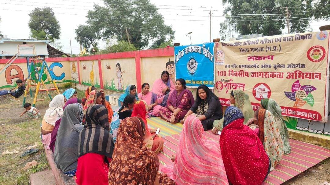 पोषण गतिविधियों के साथ महिलाओं को योजनाओं एवं कानूनी अधिकारों की दी जानकारी
आंगनवाड़ी केन्द्र जामुन टोला, पंचायत जामगांव एवं आंगनवाड़ी केन्द्र पटेल टोला, ग्राम पंचायत ईश्वरपुर, विकासखंड नैनपुर में हब एवं बेटी बचाओ-बेटी पढ़ाओ योजना अंतर्गत मिशन पोषण गतिविधियों के तहत जागरूकता सत्र आयोजित किया गया।
कलेक्टर श्री राहुल नामदेव धोटे के निर्देशन एवं जिला कार्यक्रम अधिकारी महिला एवं बाल विकास श्री विनोद परस्ते के मार्गदर्शन में आयोजित कार्यक्रम में वन स्टॉप सेंटर प्रशासक सुश्री प्रेरणा मर्सकोले ने स्थानीय पौष्टिक खाद्य पदार्थों, विभिन्न प्रकार की भाजियों, फलों, अनाज, मोटे अनाज एवं दालों के पोषण महत्व की जानकारी दी। उन्होंने एनीमिया से बचाव, स्तनपान को बढ़ावा देने तथा माहवारी स्वच्छता के संबंध में भी जागरूक किया।
महिलाओं को प्रधानमंत्री मातृ वंदना योजना, जननी सुरक्षा योजना सहित शासन की विभिन्न योजनाओं की जानकारी देते हुए उनका लाभ लेने की प्रक्रिया बताई गई। पैरालीगल वॉलेंटियर श्रीमती शिखा श्रीवास्तव ने निःशुल्क विधिक सहायता, हिट एंड रन योजना, पीड़ित प्रतिकर योजना, आशा योजना, लोक अदालत एवं जन उपयोगी लोक अदालत के संबंध में जानकारी दी। कार्यक्रम के अंत में प्रश्नोत्तरी आयोजित की गई। सर्वश्रेष्ठ प्रदर्शन करने वाली महिला श्रीमती रीना बोरिया को पुरस्कार देकर सम्मानित किया गया। कार्यक्रम में आंगनवाड़ी कार्यकर्ता, सहायिका एवं बहुउद्देशीय कार्यकर्ता उपस्थित रहे।
Jansampark Madhya Pradesh
CM Madhya Pradesh
#mandla
Department Of Women Child Development, Madhya Pradesh