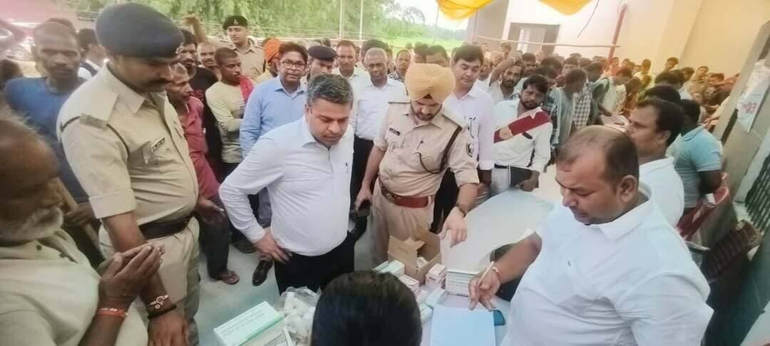 *प्रेस विज्ञप्ति
समाहरणालय मधेपुरा
जिला जनसंपर्क कार्यालय
दिनांक 01.09.2026
_डीएम ने आमजनों के बीच पहुंचकर सुनीं समस्याएं_*
पंचायत सहयोग शिविर में उमड़ा जनसैलाब, डीएम ने स्वयं पहुंचकर सुनीं आमजनों की समस्याएं
‘ सबका सम्मान, जीवन आसान’ की भावना के साथ पंचायत स्तर पर एक ही स्थान पर जनसमस्याओं का त्वरित एवं समयबद्ध समाधान
मधेपुरा, 01 सितंबर 2026। आमजनों की समस्याओं के त्वरित, प्रभावी एवं सम्मानजनक समाधान तथा सरकारी योजनाओं एवं सेवाओं का लाभ स्थानीय स्तर पर उपलब्ध कराने के उद्देश्य से प्रत्येक माह के प्रथम मंगलवार को जिले के सभी प्रखंडों की प्रत्येक पंचायत में ‘पंचायत सहयोग शिविर’ का आयोजन किया जा रहा है। इसी क्रम में आज जिला पदाधिकारी, मधेपुरा श्री अभिषेक रंजन एवं पुलिस अधीक्षक, मधेपुरा श्री संदीप सिंह ने संयुक्त रूप से प्रखंड मधेपुरा अंतर्गत पंचायत सरकार भवन, साहूगढ़-1 में आयोजित सहयोग शिविर में भाग लिया।
एक ही छत के नीचे कई विभाग, मौके पर जनसुनवाई और समाधान
‘सबका सम्मान, जीवन आसान’ की मूल भावना के अनुरूप आयोजित इस शिविर में विभिन्न विभागों के पदाधिकारी एवं कर्मी एक ही स्थान पर उपस्थित रहे। आमजनों से पेंशन, आवास, मनरेगा सहित विभिन्न कल्याणकारी योजनाओं से संबंधित समस्याओं एवं आवेदनों को प्राप्त किया गया। इसके साथ ही भूमि संबंधी मामले, पारिवारिक विवाद, दाखिल-खारिज, सीमांकन, जाति, आय एवं निवास प्रमाण-पत्र, बिजली, पानी, सड़क, शिक्षा, स्वास्थ्य आदि से संबंधित शिकायतों एवं समस्याओं पर भी सुनवाई की गई।
सरकारी योजनाओं एवं सेवाओं से संबंधित शिकायत, समस्या अथवा सुझाव के लिए भी आमजनों से आवेदन प्राप्त किए गए तथा संबंधित विभागों को मामलों का यथाशीघ्र एवं समयबद्ध निष्पादन सुनिश्चित करने का निर्देश दिया गया।
डीएम ने आमजनों के बीच पहुंचकर सुनीं समस्याएं
शिविर में बड़ी संख्या में आमजनों की उपस्थिति को देखते हुए जिला पदाधिकारी श्री अभिषेक रंजन ने स्वयं लोगों के बीच पहुंचकर बारी-बारी से उनकी समस्याओं को गंभीरता एवं संवेदनशीलता के साथ सुना। उन्होंने प्रत्येक मामले की जानकारी लेते हुए संबंधित पदाधिकारियों को आवश्यक कार्रवाई करते हुए यथाशीघ्र समाधान सुनिश्चित करने के निर्देश दिए।
जिला पदाधिकारी द्वारा आमजनों की समस्याओं को ध्यानपूर्वक सुनने एवं मौके पर ही संबंधित अधिकारियों को आवश्यक कार्रवाई के निर्देश दिए जाने से शिकायतकर्ताओं में काफी संतोष एवं विश्वास देखा गया। लोगों ने प्रशासन की इस पहल की सराहना करते हुए इसे जनसमस्याओं के समाधान की दिशा में प्रभावी कदम बताया।
जनता और प्रशासन के बीच संवाद का सशक्त माध्यम बना सहयोग शिविर
पंचायत सहयोग शिविर का उद्देश्य आमजनों को अपनी समस्याओं के समाधान के लिए दूर-दराज के कार्यालयों का चक्कर लगाने से राहत दिलाना तथा प्रशासन को सीधे जनता के द्वार तक पहुंचाना है। शिविर के माध्यम से विभिन्न विभागों के पदाधिकारियों की उपस्थिति में आवेदन प्राप्त कर संबंधित मामलों का समयबद्ध निष्पादन सुनिश्चित किया जा रहा है।
हेल्पलाइन एवं सहयोग पोर्टल की सुविधा
जिला प्रशासन द्वारा आमजनों से अपील की गई है कि पंचायत सहयोग शिविर से संबंधित जानकारी अथवा सहायता के लिए निःशुल्क हेल्पलाइन नंबर 1100 पर प्रातः 08:00 बजे से शाम 08:00 बजे तक संपर्क किया जा सकता है।
इसके अतिरिक्त आमजन सहयोग पोर्टल के माध्यम से ऑनलाइन अपनी समस्या/परिवार पत्र दर्ज कर सकते हैं। पोर्टल पर दर्ज मामलों का परिवार पत्र दर्ज किए जाने की तिथि से 30 दिनों के अंदर निष्पादन सुनिश्चित करने की व्यवस्था की गई है।
शिविर में जिला पदाधिकारी, पुलिस अधीक्षक, संबंधित विभागों के पदाधिकारी एवं कर्मियों के साथ स्थानीय जनप्रतिनिधि, लाभार्थी एवं बड़ी संख्या में स्थानीय नागरिक एवं शिकायतकर्ता उपस्थित रहे।
Information & Public Relations Department, Government of Bihar