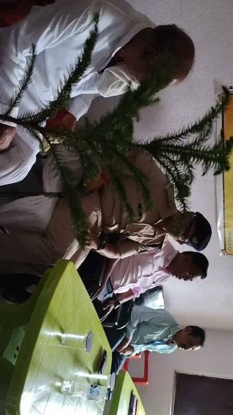 मेहुस गांव में पंचायत शिविर
डीएम शेखर आनन्द ने जनता को संबोधित किया।