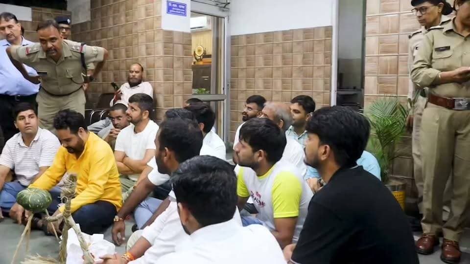देहरादून CDO कार्यालय में मषाण पूजन (तंत्र मंत्र) पर अड़े बाॅबी पंवार, साथियों संग घेरा कार्यालय।
तंत्र सामग्री देख उड़े अधिकारियों के होश।
कहा सीधी बात नहीं मान रहे अधिकारी तो करेंगे दूसरा इलाज।
कहा सरकारी सिस्टम गलत करेगा तो गलत तरीका अपनाने को है मजबूर।
लंबे समय से बॉबी पंवार चकराता में विधायक निधि में घोटाले के लगा रहे है आरोप।
अधिकारियों की ओर से उचित जाँच और कार्यवाही ना होने पर भड़के बॉबी पंवार।