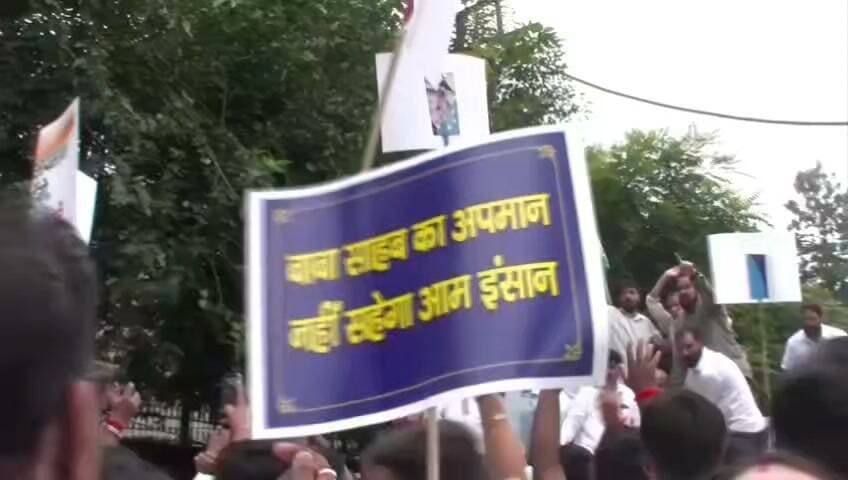 कांग्रेस के राष्ट्रीय अध्यक्ष मल्लिकार्जुन खड़गे के शुद्धिकरण मामले को लेकर आज कांग्रेसजनों ने सचिवालय कूच किया।
#UttarakhandNews #dehradunnews #congressnews #Mallikaarjunkhadge