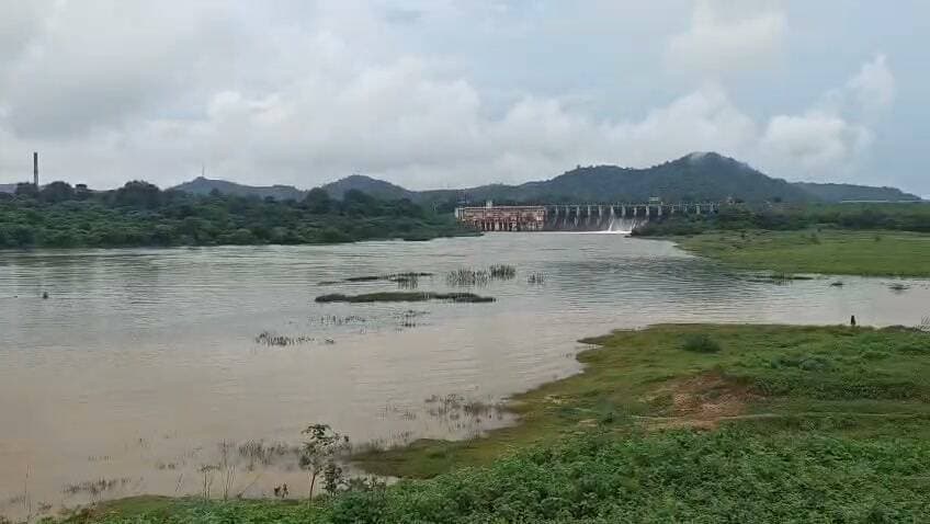 ओबरा डैम के तीन फाटक खुले