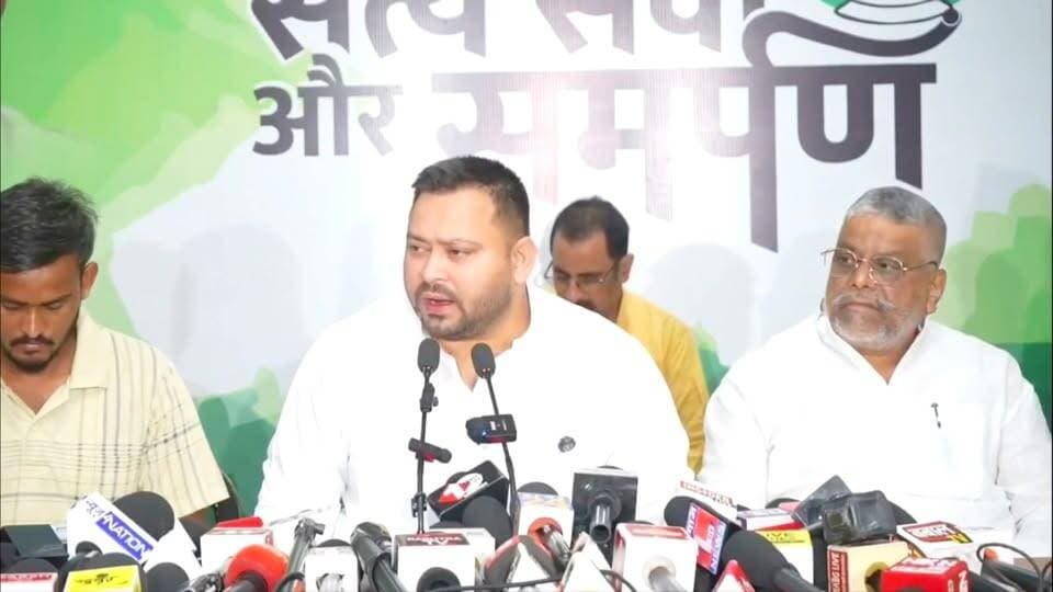 जनसमस्या उठाने पर बिहार पुलिस अब पत्रकारों पर फर्जी केस ही नहीं बल्कि जानलेवा हमला भी कर रही है।
बिहार में आपराधिक प्रवृत्ति के मुख्यमंत्री का मनोनयन होने से अब पुलिस का चरित्र भी आपराधिक हो गया है। हालिया दिनों में जब मर्जी जहां मर्जी पुलिस अधिकारी आम नागरिकों की हत्या कर दे रहे है। सरकार विरोधी खबर चलाने पर स्थानीय मंत्री के इशारे पर वैशाली पुलिस ने स्थानीय पत्रकार को फंसाने के लिए उसे फर्जी जुर्म स्वीकार करने के तीन विकल्प दिए:-
1. स्थानीय हत्या में फर्जी कबूलनामा
2. लड़का-लड़की प्रकरण में साजिशकर्ता बनना स्वीकारना
3. देसी कट्टा रखने की स्वीकारोक्ति ताकि ऑर्म्स एक्ट में फंसाया जा सके
पत्रकार द्वारा कृत्रिम अपराध नहीं स्वीकारने पर उसे बर्बर तरीके से पीटा गया। पत्रकार अगर ऐसी घटनाओं पर चुप रहेंगे तो ये सत्ताधारी तानाशाह किसी को नहीं बख्शेंगे।
#TejaahwiYadav #RJD #Bihar #news