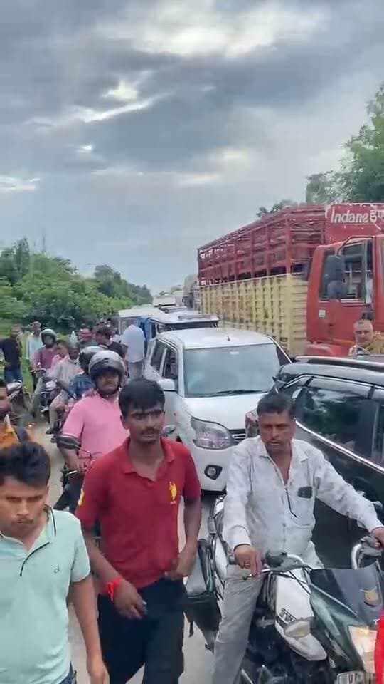 लखीमपुर -
लालपुर स्टेडियम से गोला की ओर जाने वाले लखीमपुर गोला मार्ग पर पलटा ट्रक,
लगा लंबा जाम #LakhimpurKheri #followers #highlights