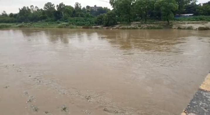 गर्रा नदी के जलस्तर में वृद्धि के दृष्टिगत आम जनमानस हेतु सतर्कता निर्देश
शारदा नहर खण्ड (सिंचाई विभाग) द्वारा प्राप्त सूचना के अनुसार, जनपद पीलीभीत स्थित दियूनी बैराज से गर्रा नदी में 21,560 क्यूसेक पानी छोड़ा गया है। यह पानी अगले 3 से 4 दिनों में शाहजहाँपुर शहर क्षेत्र में पहुँचेगा, जिससे अजीजगंज पुल पर गर्रा नदी का जलस्तर वर्तमान (145.55 मीटर) से लगभग 2 मीटर बढ़ने की संभावना है।
बाढ़ अथवा जलभराव की स्थिति से बचाव एवं सुरक्षा के दृष्टिगत नदी के तटीय व डूब क्षेत्र में रहने वाले सभी नागरिकों से निम्न सावधानियाँ बरतने की अपील की जाती है:
नदी किनारे न जाएँ: नदी के बहाव क्षेत्र, किनारों, घाटों अथवा अजीजगंज पुल के निचले हिस्सों में स्नान, पशुओं को नहलाने अथवा घूमने के उद्देश्य से बिल्कुल न जाएँ।
बच्चों व मवेशियों की सुरक्षा: बच्चों को नदी व जलभराव वाले क्षेत्रों से दूर रखें तथा मवेशियों को सुरक्षित व ऊँचे स्थानों पर बाँधने की व्यवस्था करें।
जरूरी सामान सुरक्षित रखें: डूब क्षेत्र में स्थित घरों के निवासी अपने महत्वपूर्ण दस्तावेज, राशन, दवाइयाँ व कीमती सामान सुरक्षित व ऊँचे स्थानों पर रख लें।
अफवाहों से बचें: किसी भी प्रकार की भ्रामक खबर अथवा अफवाह पर ध्यान न दें। केवल प्रशासन द्वारा जारी आधिकारिक सूचनाओं पर ही विश्वास करें।
प्रशासनिक निर्देशों का पालन: यदि जलस्तर में अधिक वृद्धि होती है, तो प्रशासन द्वारा दिए गए स्थानांतरण एवं सुरक्षा निर्देशों का तत्परता से पालन करें।
आपातकालीन हेल्पलाइन: किसी भी आपात स्थिति, जलभराव या सहायता के लिए जिला आपदा नियंत्रण कक्ष के निम्नलिखित नंबरों पर तत्काल संपर्क करें:
📞 05842-462754, 05842-351037, 05842-35108